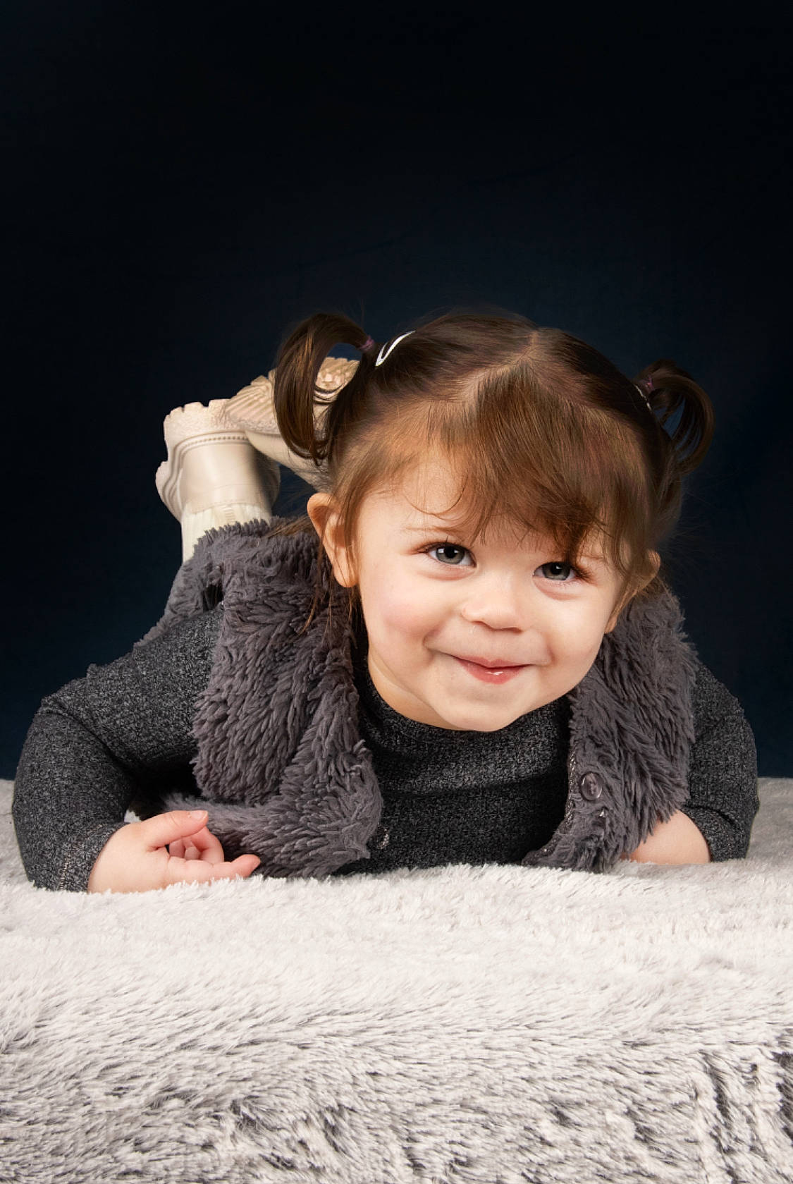 Cataleya participe au concours pour gagner de l'argent avec cette photo : arm, baby, cheek, child, eyebrow, flash_photography, flooring, fun, gesture, grass, happy, human_body, iris, joy, lip, monochrome_photography, person, sitting, sleeve, smile