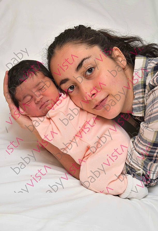 Célinia participe au concours pour gagner de l'argent avec cette photo : baby, bedding, child, comfort, event, face, flesh, fun, gesture, happy, linens, love, mouth, pattern, person, pink, plaid, room, skin, t_shirt