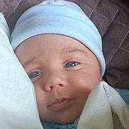 Raul a rejoint le concours — aidez-le/la à gagner de superbes lots ! baby, face, blue_eyes, hat, blanket, close_up, infant, cute, skin, soft_texture, sleepwear, portrait, cozy, newborn, child, headwear, resting, indoors, warm, expression