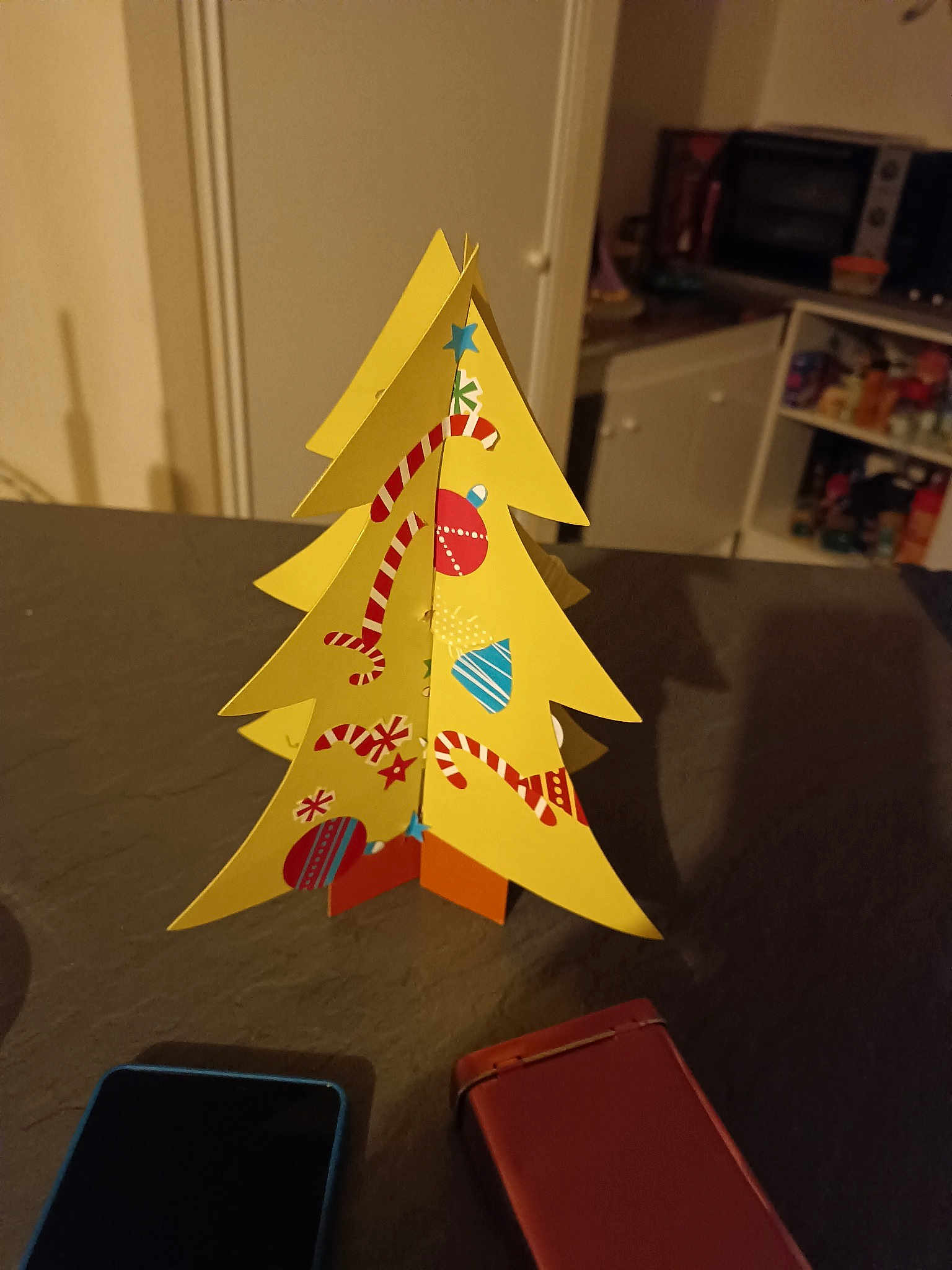 Louna a rejoint le concours — aidez-le/la à gagner de superbes lots ! building, christmas, christmas_decoration, christmas_ornament, christmas_tree, cone, creative_arts, event, evergreen, flooring, holiday, ornament, plant, shelf, tints_and_shades, tree, triangle, window, wood, woody_plant