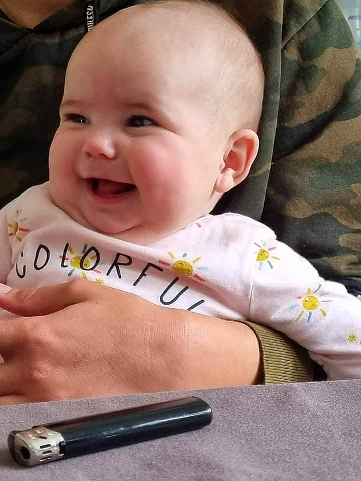 Raphaella a rejoint le concours — aidez-le/la à gagner de superbes lots ! baby, baby_laughing, baby_products, baby_toddler_clothing, cheek, child, comfort, eyelash, finger, gesture, happy, iris, joy, mobile_phone, mouth, nose, person, sitting, skin, sleeve