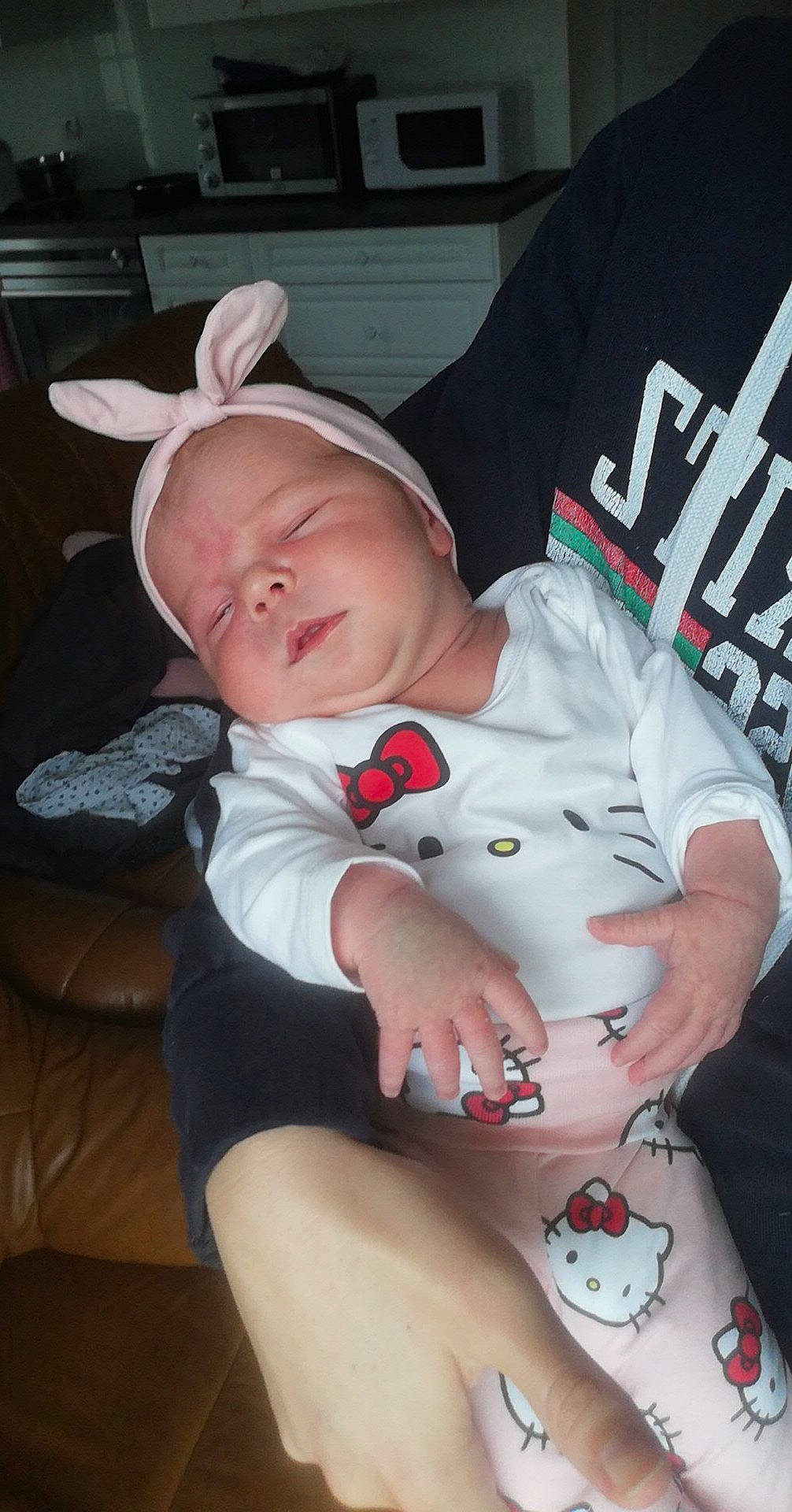 Raphaella participe au concours pour gagner de l'argent avec cette photo : baby, baby_carriage, baby_products, baby_toddler_clothing, cheek, chest, comfort, cool, elbow, finger, hat, knee, lap, mouth, person, pink, sitting, sleeve, smile, thigh