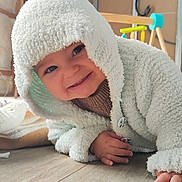 Jade participe au concours pour gagner de l'argent avec cette photo : baby, child, hoodie, crawling, floor, smile, indoor, blanket, toy, playgym, wooden_floor, cute, warm_clothing, happy, infant, cozy, button, person, portrait, toddler