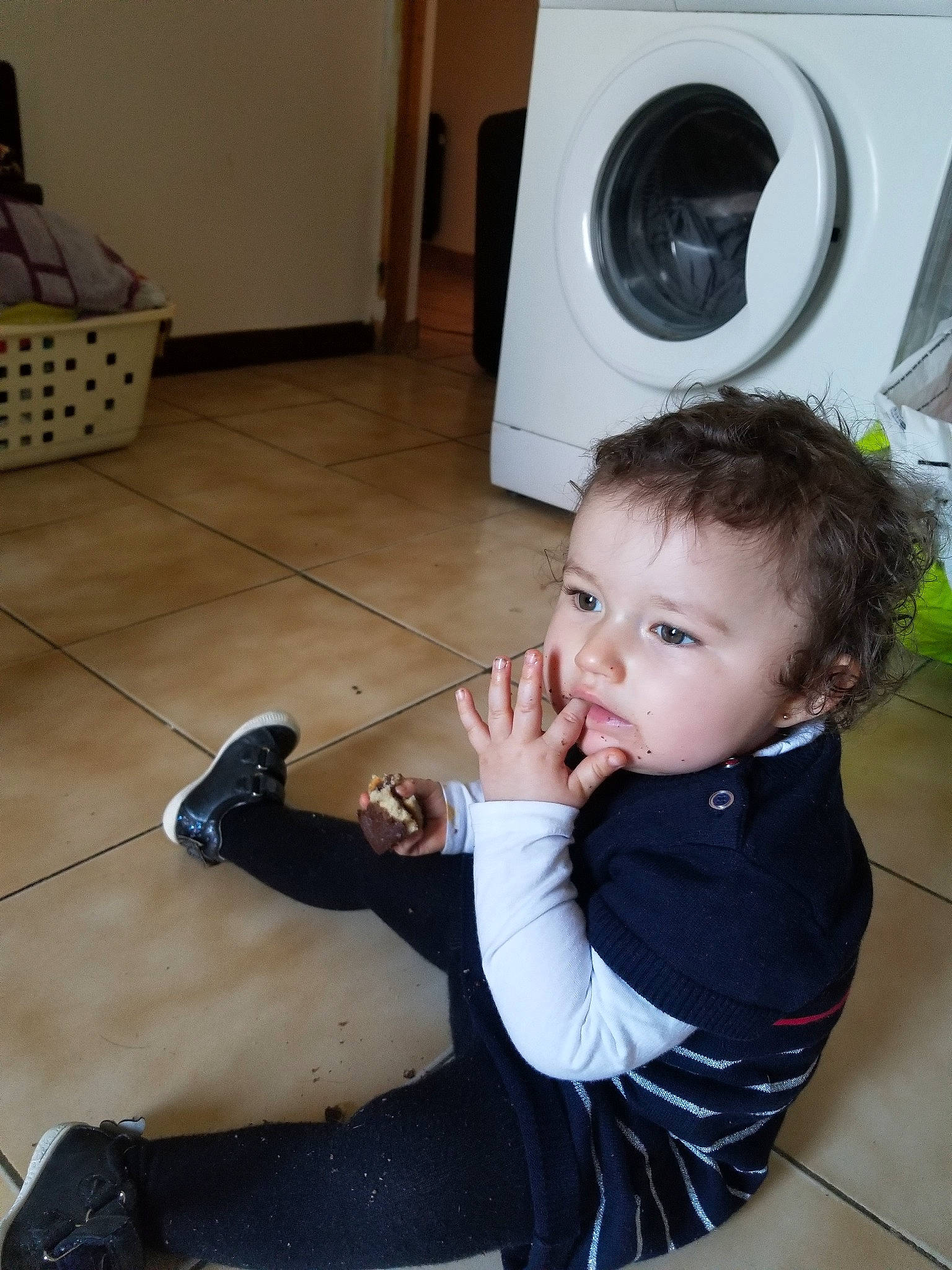 Ylona participe au concours pour gagner de l'argent avec cette photo : baby, child, electronic_device, person, toddler