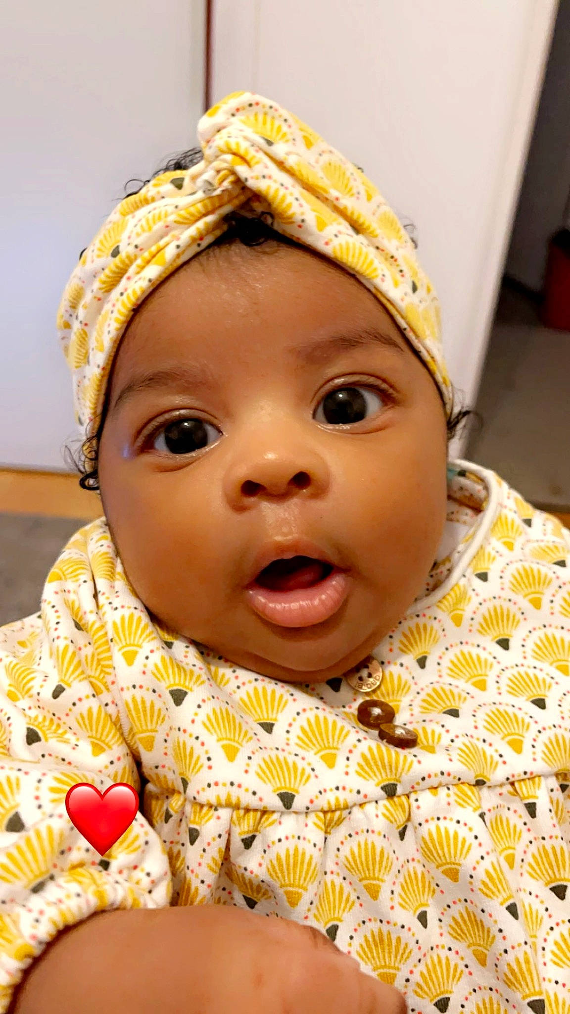 Swanny a rejoint le concours — aidez-le/la à gagner de superbes lots ! baby, baby_toddler_clothing, cap, cheek, child, chin, eyebrow, eyelash, facial_expression, fashion_accessory, fun, happy, headgear, lip, nose, outerwear, person, skin, surprise, toddler