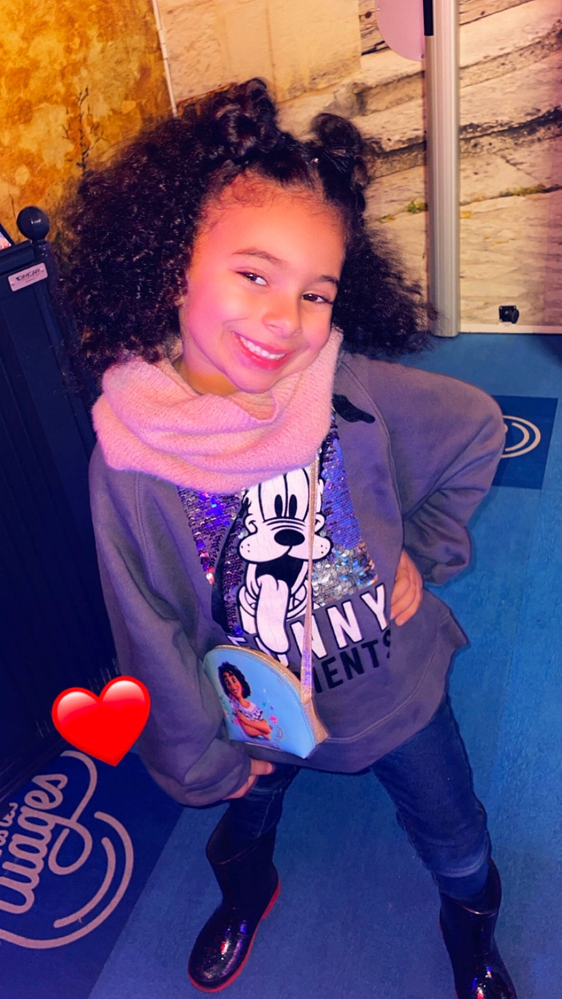 Lila participe au concours pour gagner de l'argent avec cette photo : black_hair, cool, electric_blue, entertainment, event, fashion_design, friendship, fun, glove, hairstyle, happy, jewellery, joy, leisure, magenta, necklace, performing_arts, person, smile, sportswear