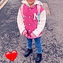Lynezia participe au concours pour gagner de l'argent avec cette photo : child, smile, street, jacket, jeans, boots, backpack, pony_tail, asphalt, car, sidewalk, urban, happy, outdoor, casual_clothing, red_heart_emoji, young_girl, curb, daytime, people