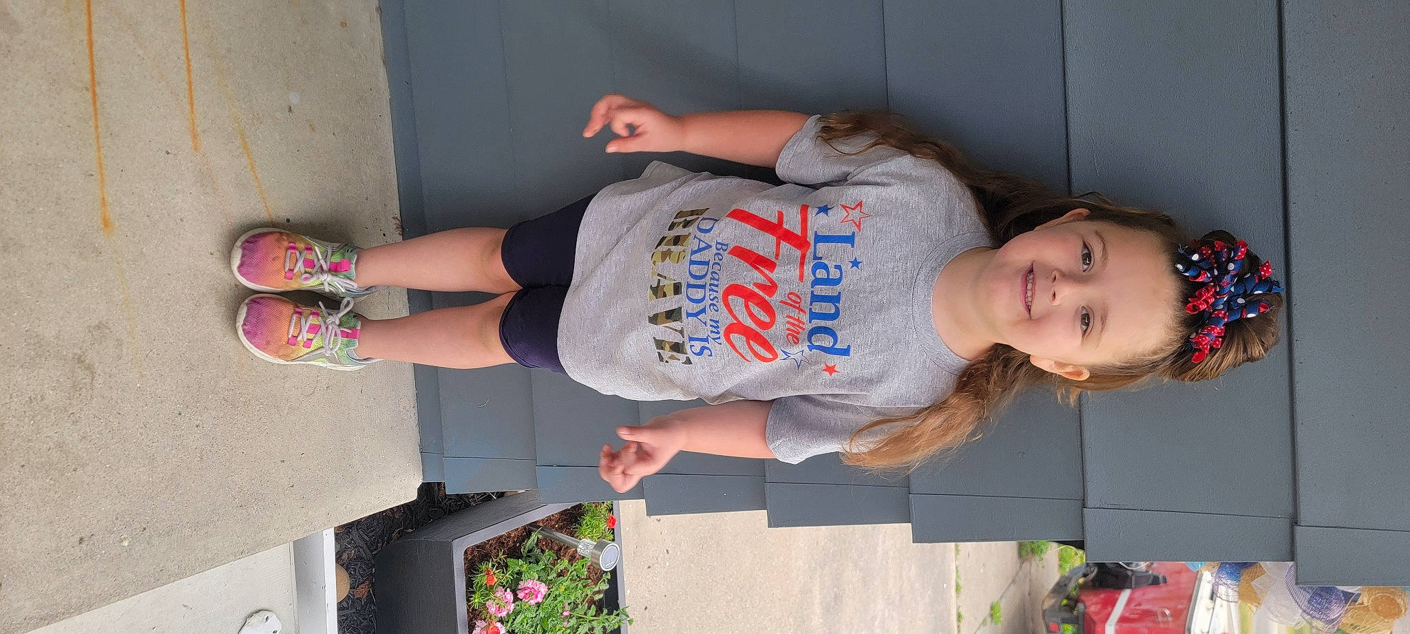 Cecilia is registered to the contest to win money with this photo: arm, child, elbow, finger, fun, human_leg, joint, joy, knee, person, plant, red, room, t_shirt, textile, thigh, walking_shoe, wrist