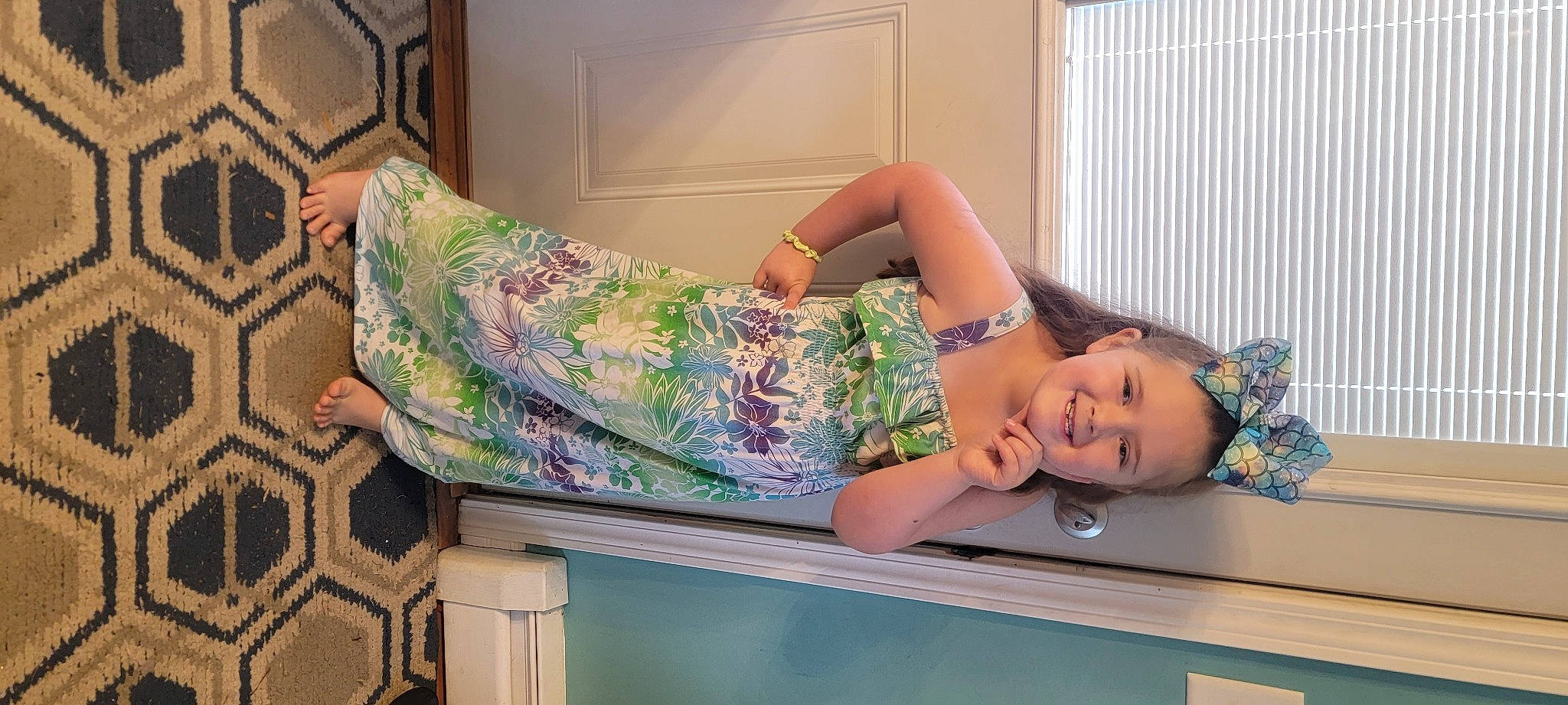 Cecilia is registered to the contest to win money with this photo: comfort, eyewear, fashion_design, human_leg, joint, joy, pattern, person, room, shoulder, sitting, textile, thigh, vintage_clothing