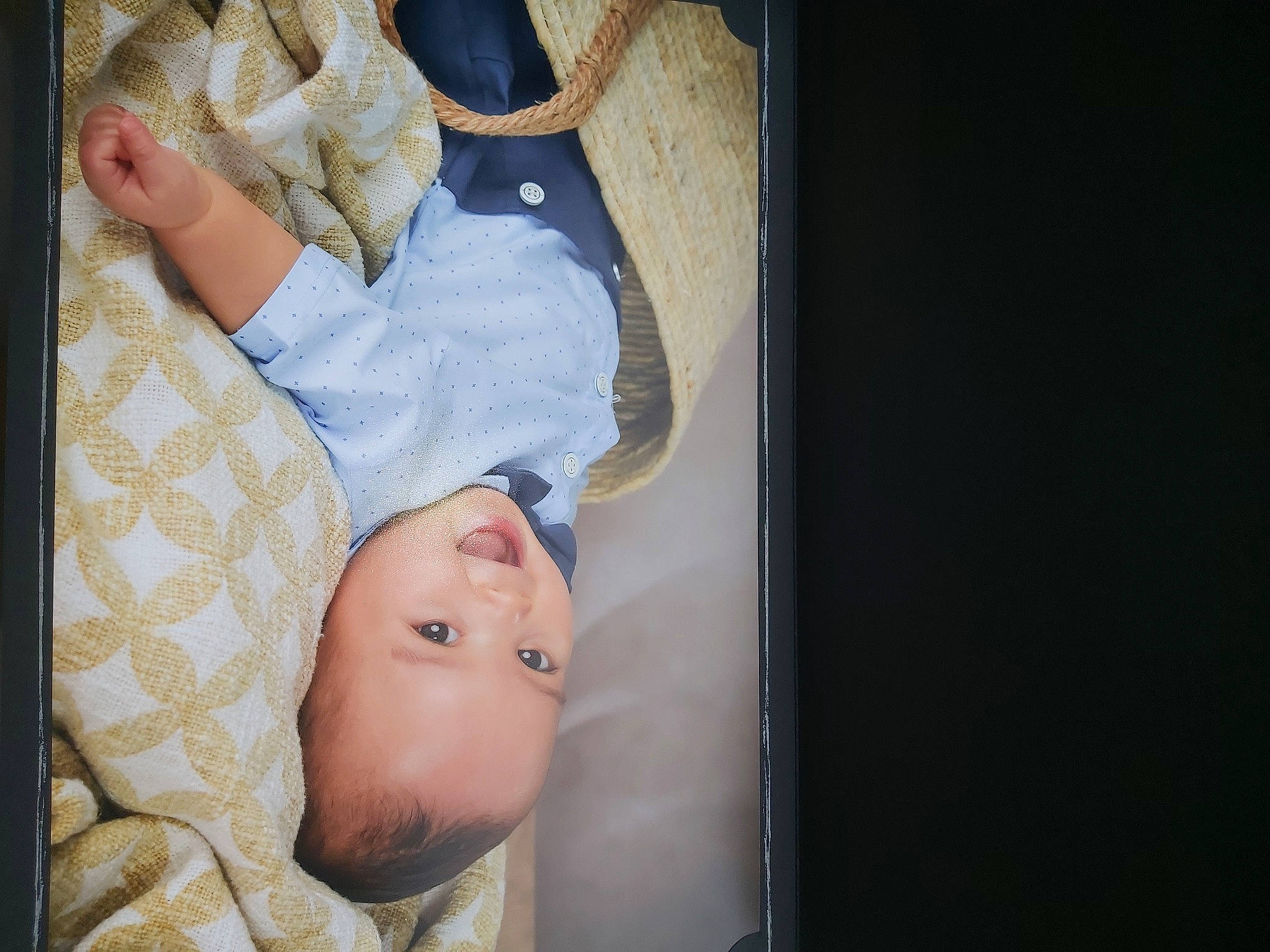 Enzo participe au concours pour gagner de l'argent avec cette photo : baby, baby_products, baby_sleeping, baby_toddler_clothing, child, collar, comfort, dress_shirt, flash_photography, gesture, hand, linens, pattern, person, plaid, room, sleep, sleeve, smile, t_shirt