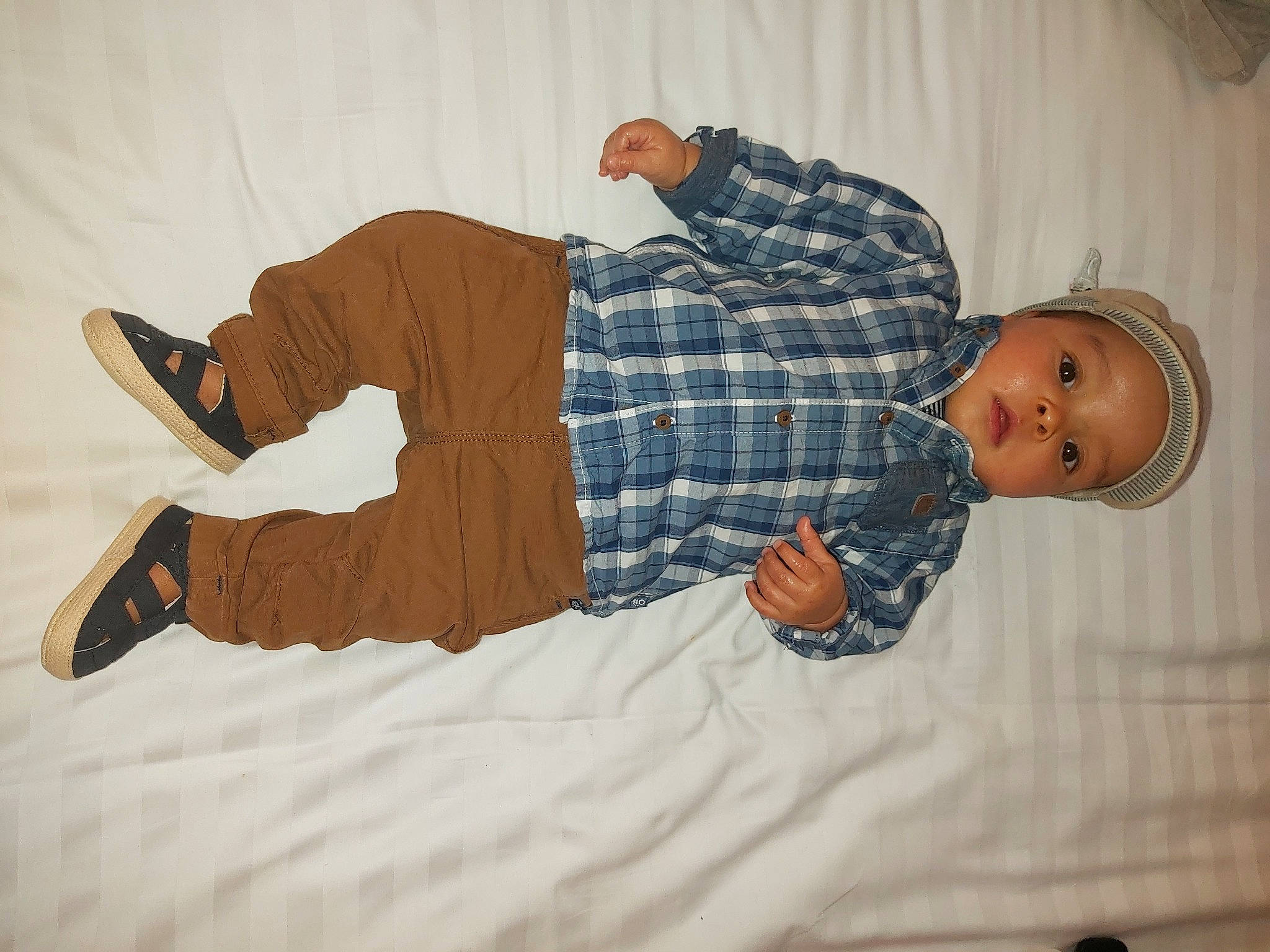 Enzo a rejoint le concours — aidez-le/la à gagner de superbes lots ! arm, baby, baby_toddler_clothing, bed, bedding, comfort, flooring, fun, hand, headwear, human_body, knee, leg, linens, pattern, person, plaid, sitting, sleeve, tartan