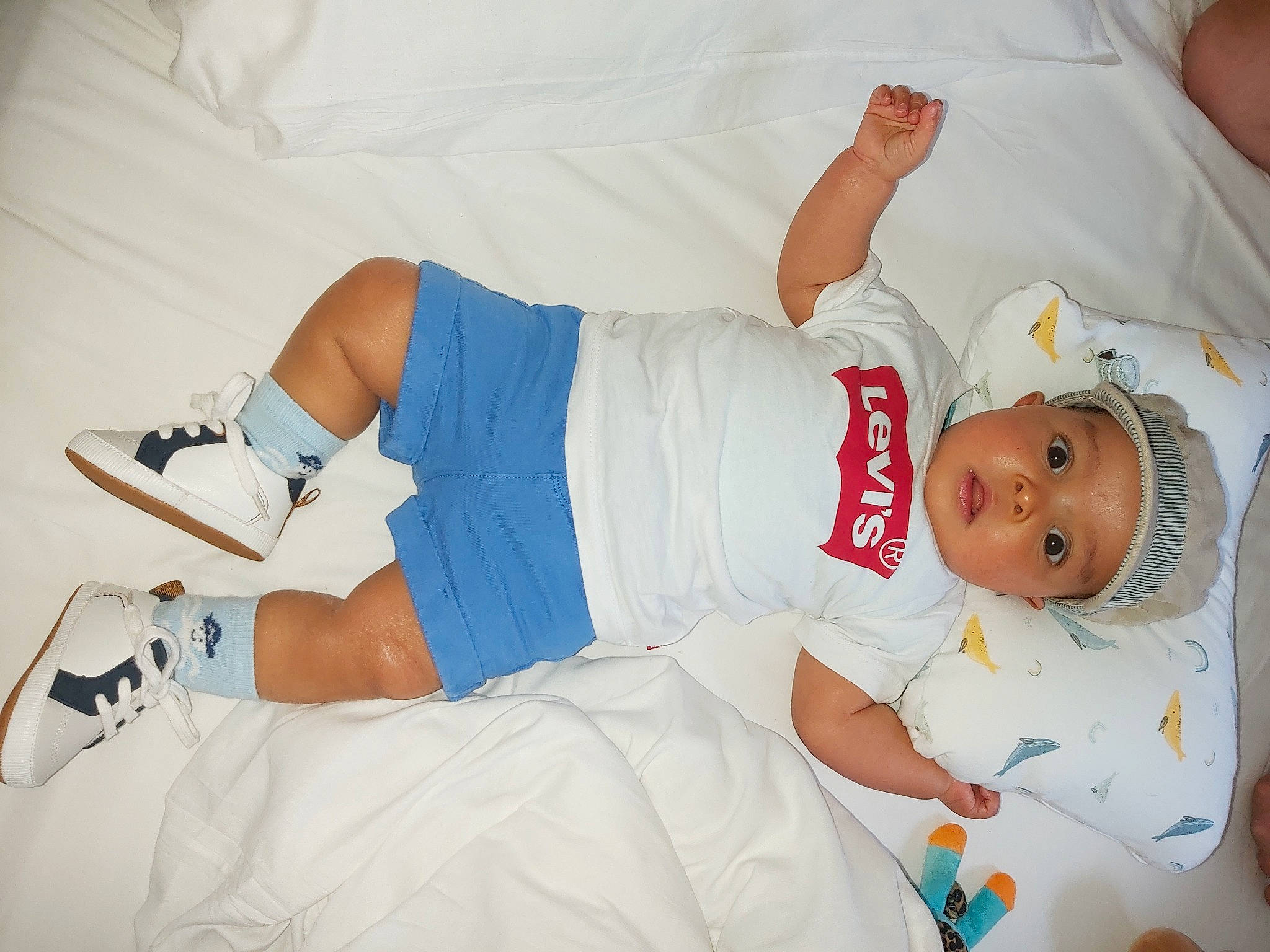 Enzo participe au concours pour gagner de l'argent avec cette photo : abdomen, baby, baby_sleeping, baby_toddler_clothing, comfort, elbow, hat, headwear, health_care, hospital, hospital_bed, human_body, human_leg, joint, knee, medical, patient, person, product, skin