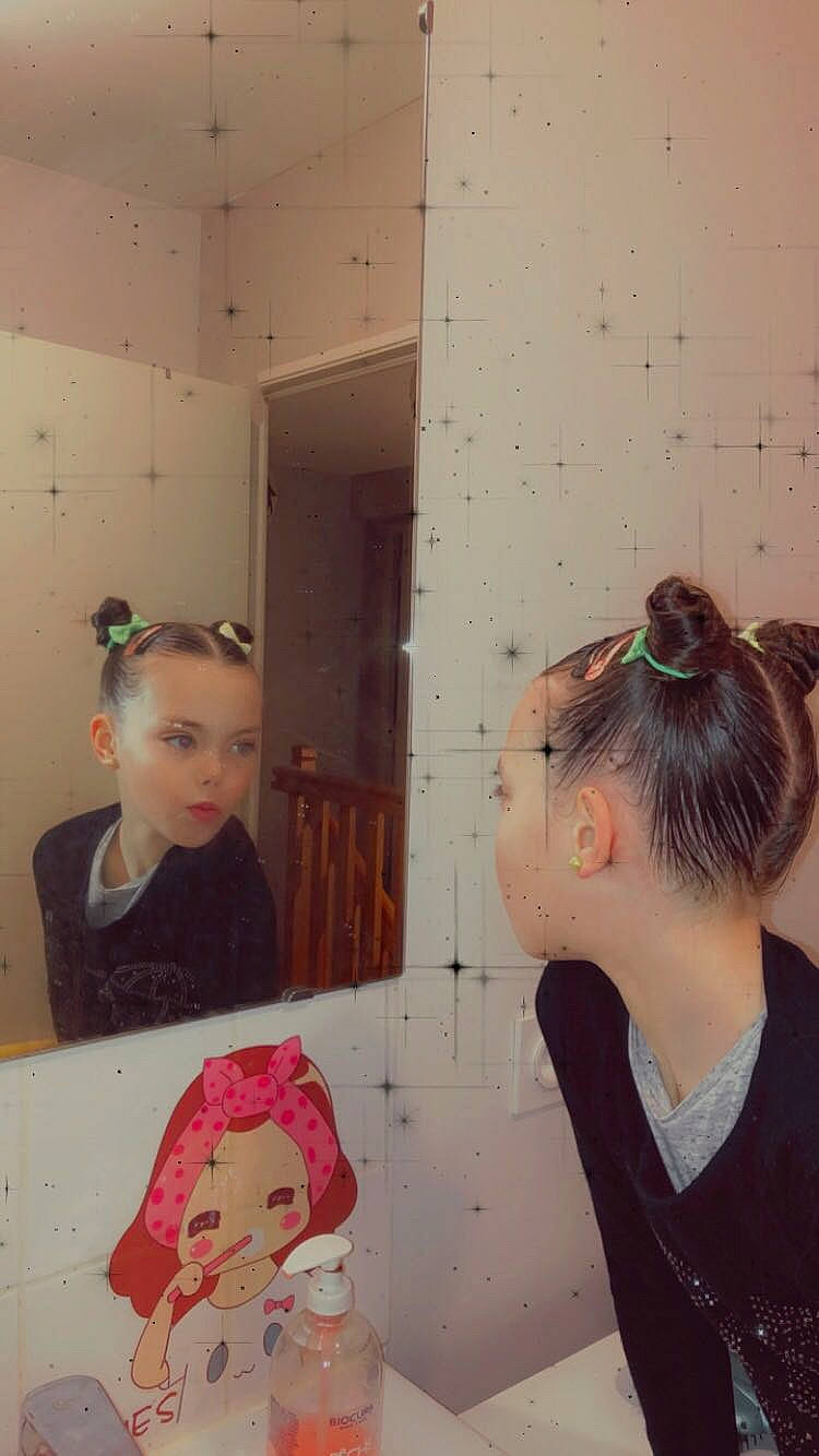 Léna a rejoint le concours — aidez-le/la à gagner de superbes lots ! black_hair, chin, ear, eyebrow, eyelash, eyewear, forehead, hairstyle, head, headgear, jaw, mouth, neck, nose, paint, person, pink, shoulder, skin, textile