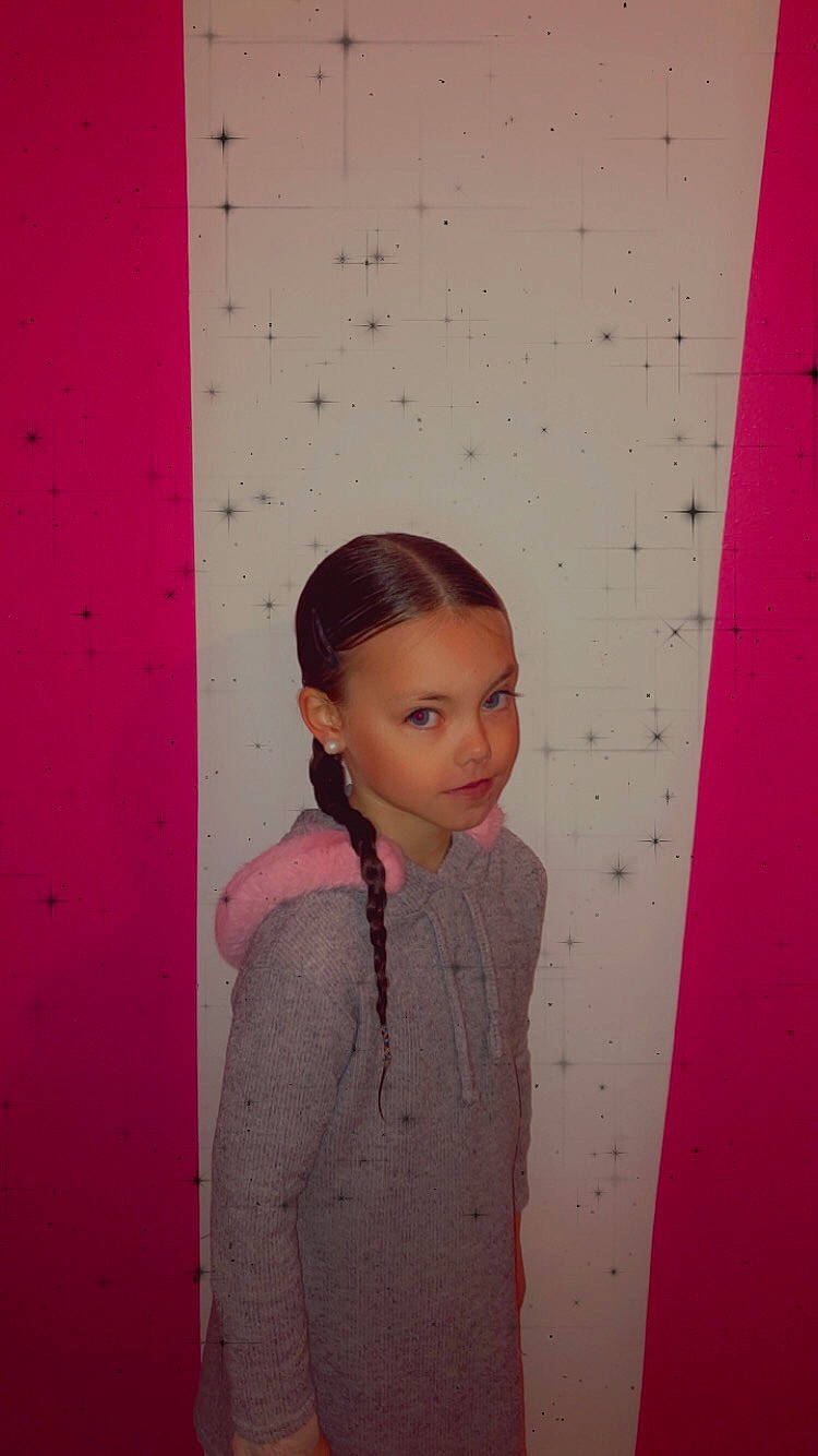 Léna a rejoint le concours — aidez-le/la à gagner de superbes lots ! baby_toddler_clothing, cheek, child, fashion_design, fun, head, joint, magenta, neck, pattern, person, pink, plaster, room, shoulder, skin, sleeve, textile, toddler, wood