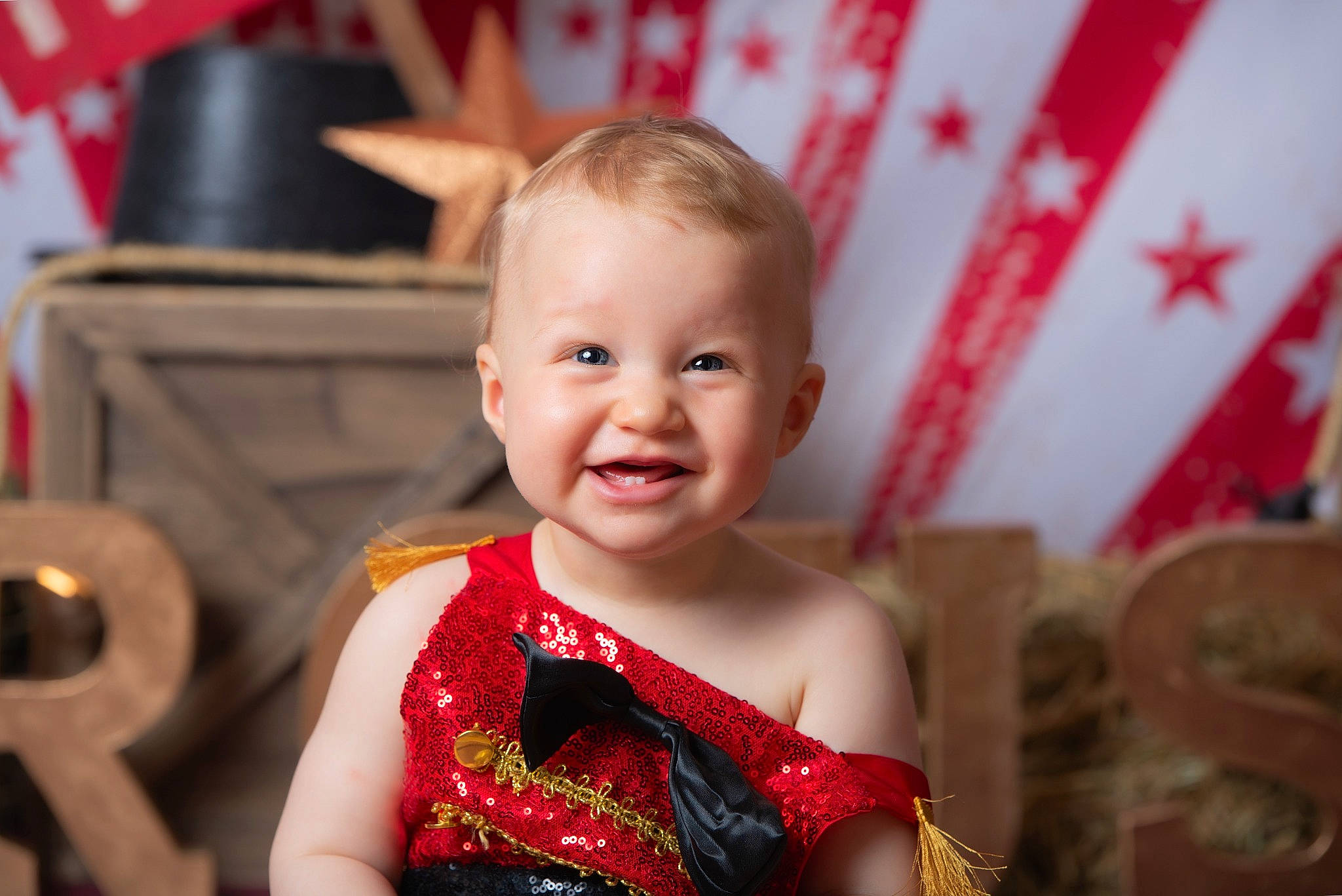Zélie a rejoint le concours — aidez-le/la à gagner de superbes lots ! baby, cheek, child, christmas, christmas_ornament, event, eye, flash_photography, fun, hairstyle, happy, head, holiday, iris, joy, person, red, sitting, skin, smile