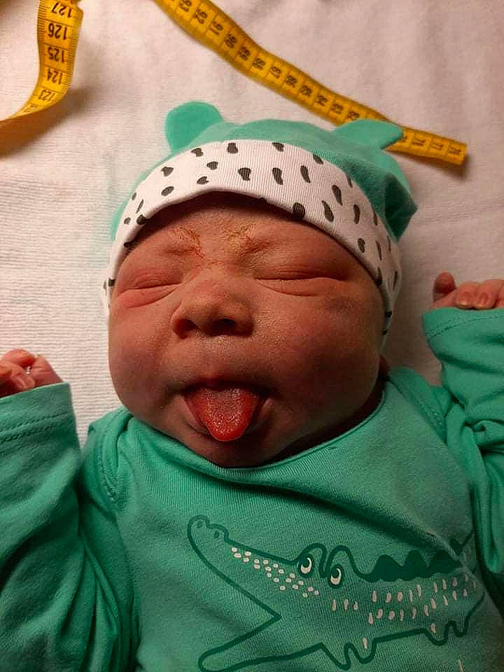 Omaël a rejoint le concours — aidez-le/la à gagner de superbes lots ! baby, cheek, child, chin, comfort, face, facial_expression, finger, fun, gesture, green, happy, head, mouth, nose, person, skin, smile, textile, toddler