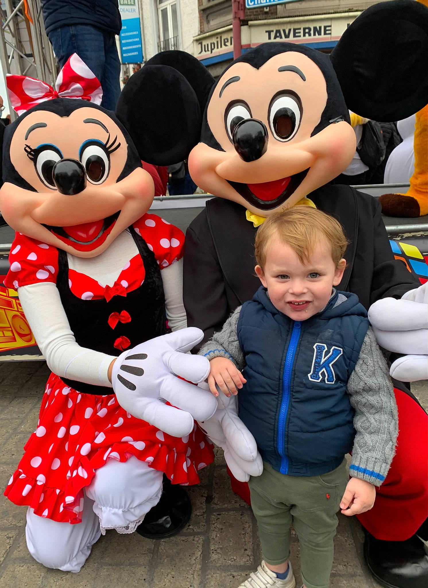 Limëo a rejoint le concours — aidez-le/la à gagner de superbes lots ! cartoon, costume, event, friendship, fun, fur, happy, hat, headgear, holiday, joy, leisure, mascot, person, photograph, recreation, smile, snapshot, toddler, tree