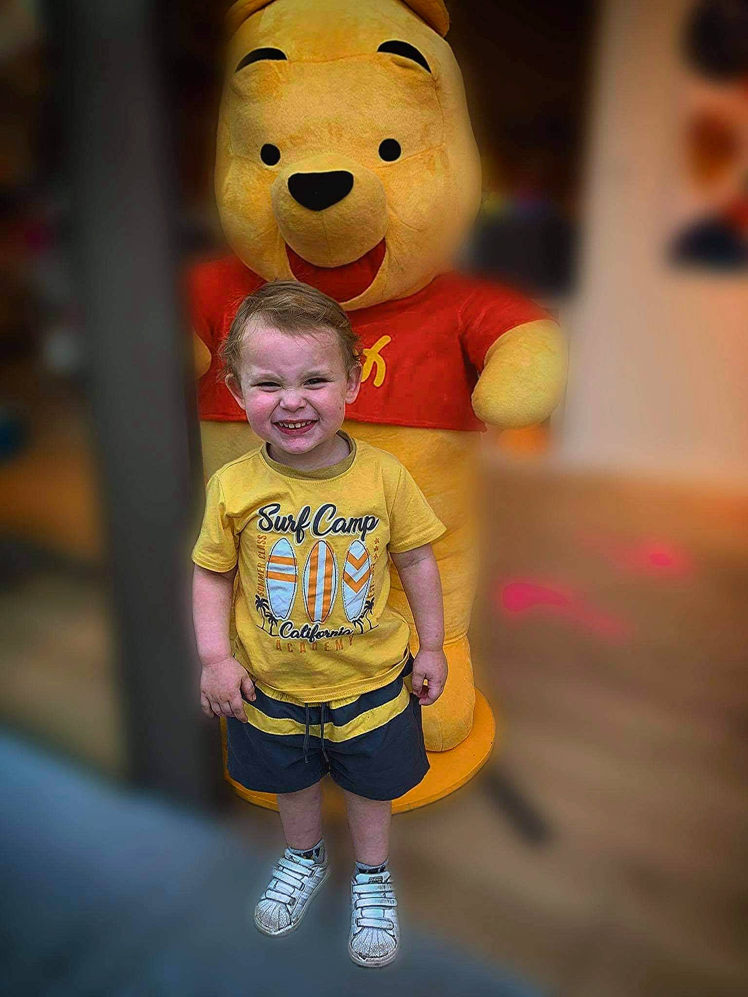 Limëo participe au concours pour gagner de l'argent avec cette photo : beauty, child, event, eye, face, fun, gesture, happy, head, human_body, mammal, nose, people, person, pink, shorts, skin, smile, standing, t_shirt