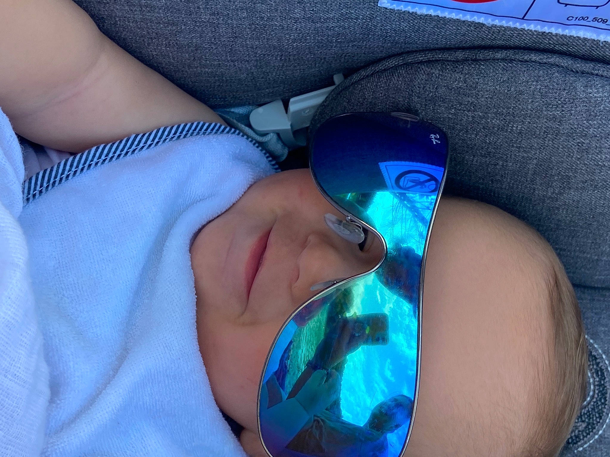 Nolan a rejoint le concours — aidez-le/la à gagner de superbes lots ! arm, azure, blue, eye, eyebrow, eyelash, eyewear, glasses, hand, human_body, jaw, joint, leg, mouth, muscle, neck, person, shoulder, sunglasses, thigh