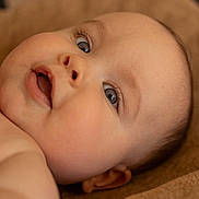 Matéo participe au concours pour gagner de l'argent avec cette photo : baby, infant, face, eyes, cheeks, mouth, nose, eyelashes, ear, skin, closeup, portrait, blanket, towel, soft_texture, lying_down, gaze, adorable, expression, indoor