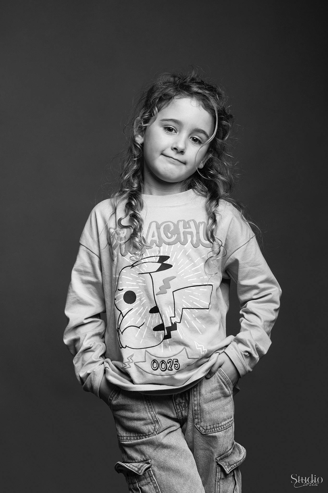 Andreea participe au concours pour gagner de l'argent avec cette photo : black_and_white, darkness, denim, face, flash_photography, fun, gesture, grey, happy, jeans, joy, monochrome, monochrome_photography, person, portrait_photography, sitting, sleeve, smile, standing, style