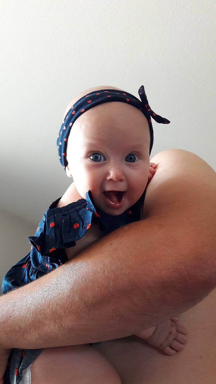 Elise a rejoint le concours — aidez-le/la à gagner de superbes lots ! arm, baby, black, cheek, child, cool, eye, face, forehead, hair_accessory, hand, head, headband, joint, leg, lip, nose, person, photography, skin