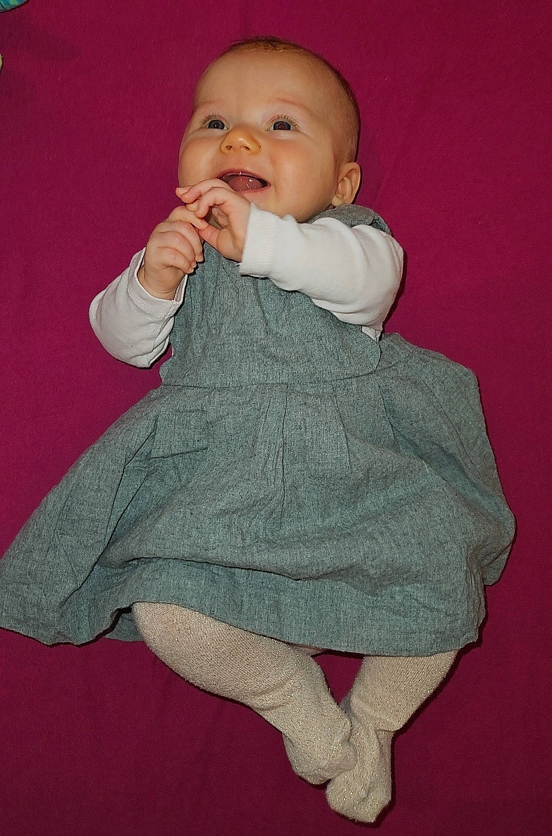 Tëssa a rejoint le concours — aidez-le/la à gagner de superbes lots ! arm, baby, baby_toddler_clothing, cheek, child, finger, gesture, hand, happy, head, lip, pattern, person, pink, sitting, sleeve, smile, sock, textile, toddler