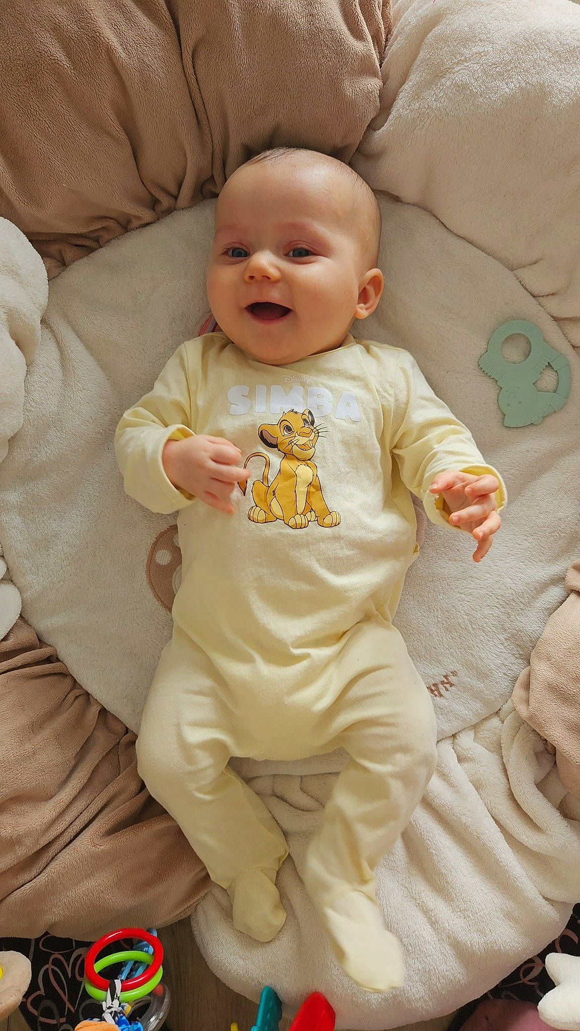 Tëssa a rejoint le concours — aidez-le/la à gagner de superbes lots ! baby, baby_toddler_clothing, bedding, cheek, child, comfort, couch, facial_expression, happy, linens, mammal, person, product, room, sitting, skin, sleeve, smile, textile, toddler