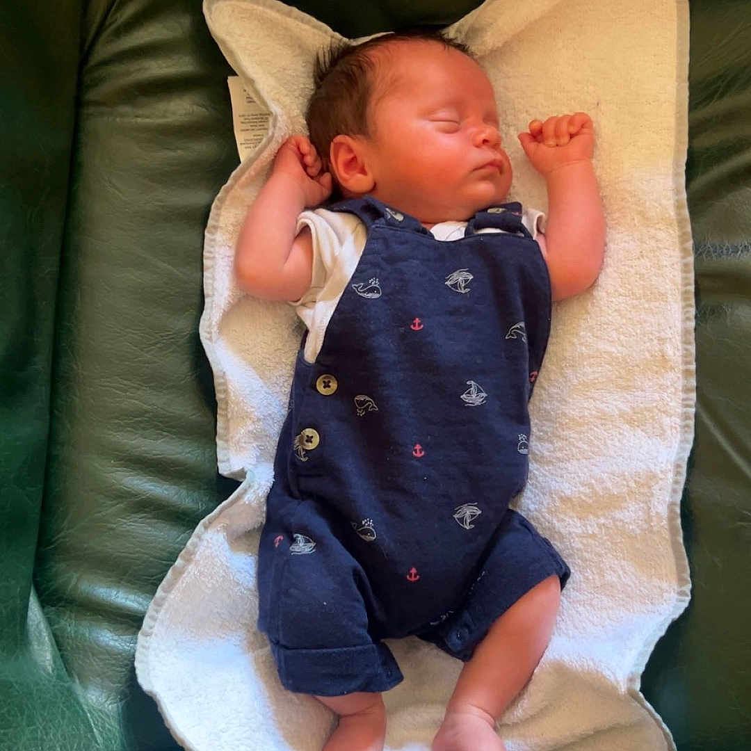 Hellyos a rejoint le concours — aidez-le/la à gagner de superbes lots ! baby, clothing, couch, cute, foot, green_leather, hand, head, indoors, infant, newborn, peaceful, person, portrait, resting, romper, skin, sleeping, small, towel