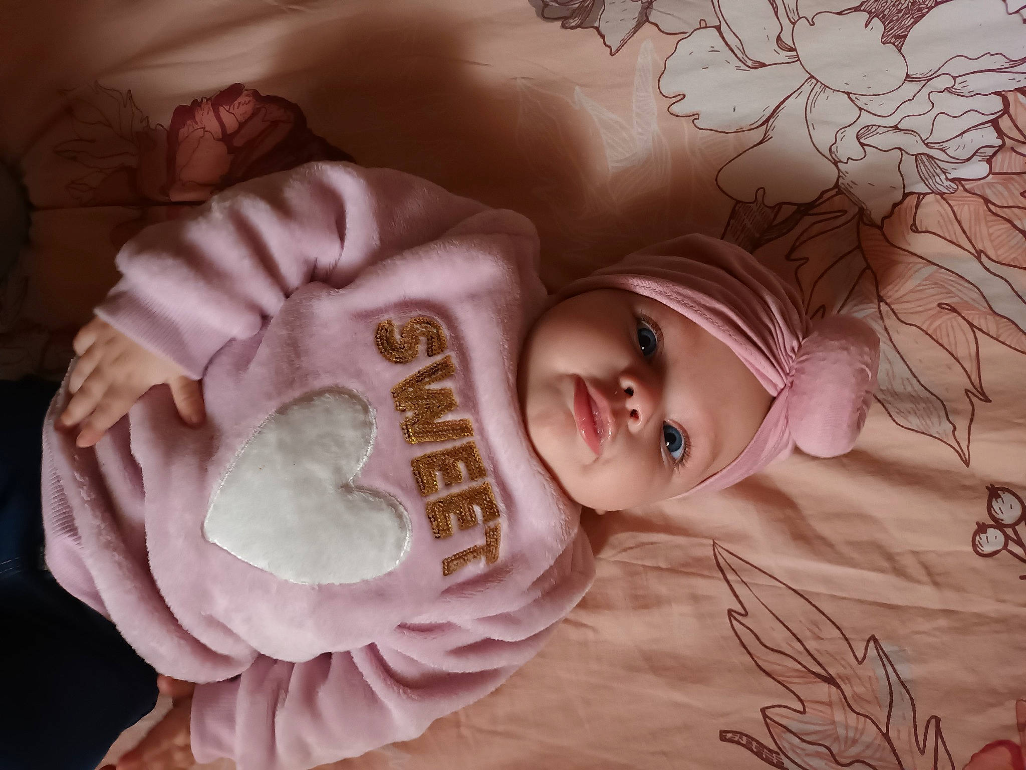 Esmée a rejoint le concours — aidez-le/la à gagner de superbes lots ! art, cg_artwork, cheek, eye, eyebrow, eyelash, hair, hairstyle, happy, head, headwear, human_body, iris, lip, long_hair, person, petal, pink, skin, textile