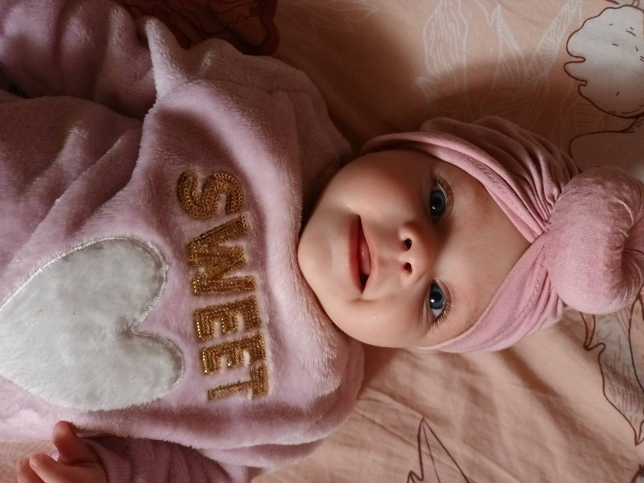 Esmée a rejoint le concours — aidez-le/la à gagner de superbes lots ! baby, cheek, child, chin, doll, ear, eye, eyelash, fashion_accessory, fur, head, headgear, headwear, iris, linens, lip, nose, person, pink, skin