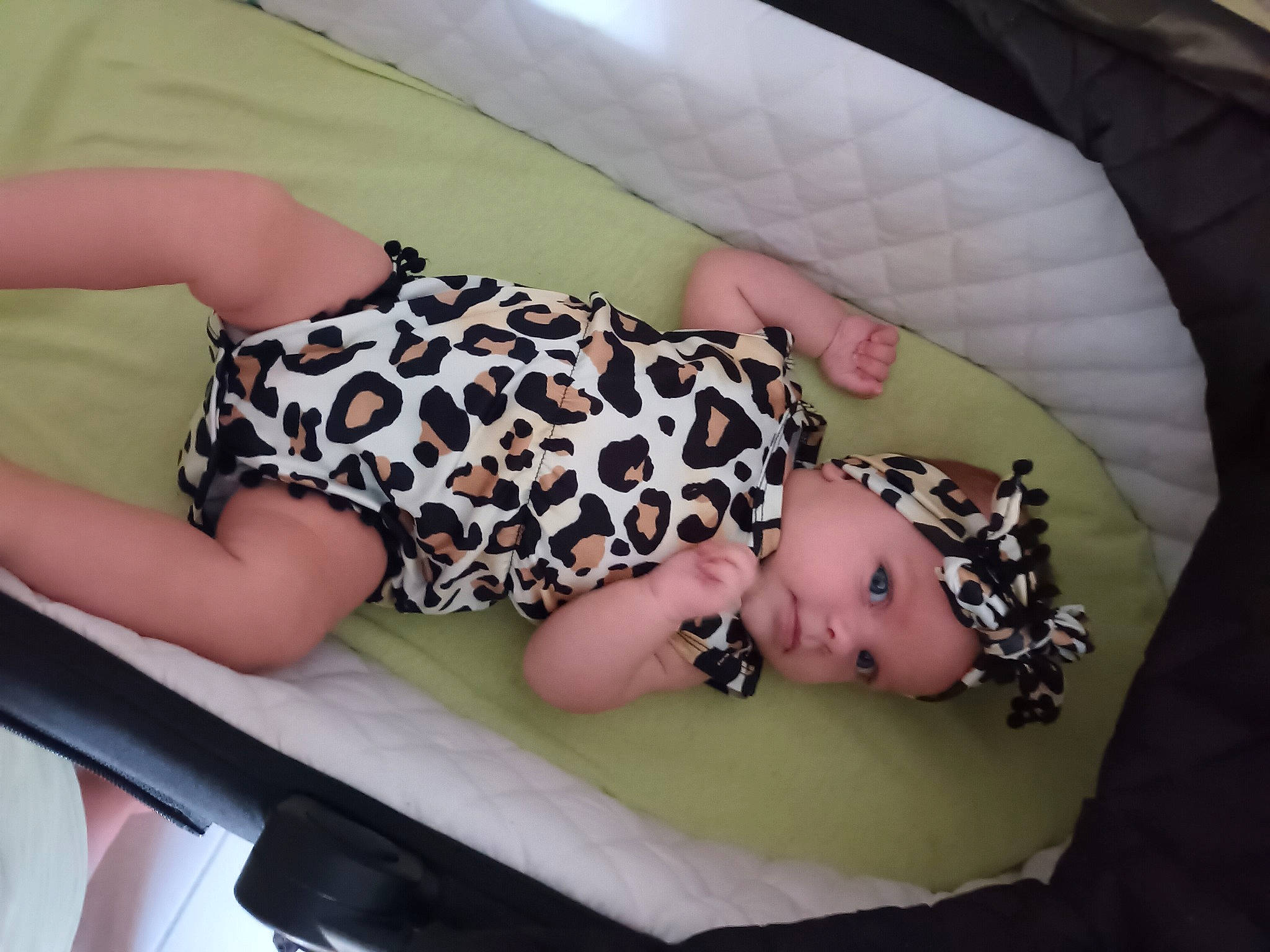 Esmée participe au concours pour gagner de l'argent avec cette photo : baby_toddler_clothing, blond, comfort, dress, eyelash, fashion_accessory, fashion_design, finger, foot, headwear, human_leg, joint, knee, lap, nail, pattern, person, pink, sandal, sleeve