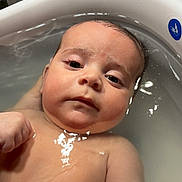 élouan participe au concours pour gagner de l'argent avec cette photo : baby, infant, bathtub, water, skin, face, hand, bath, sink, household, domestic, cleaning, relaxing, child, young, cute, bath_time, wet, bathing, indoors