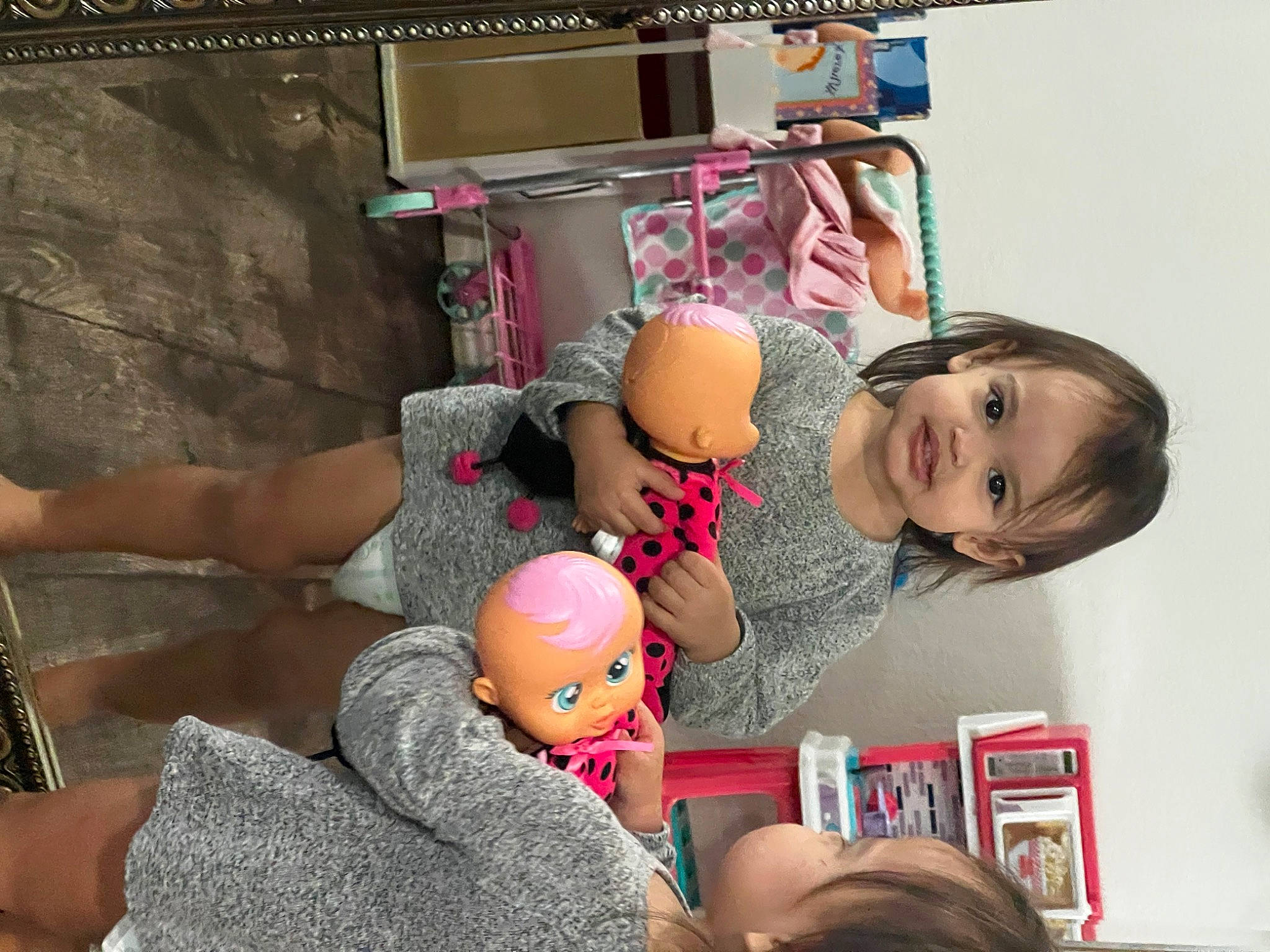 Luciana is registered to the contest to win money with this photo: baby, baseball_cap, cap, child, comfort, couch, fashion_accessory, fun, happy, hat, leisure, magenta, person, pink, play, room, sitting, skin, t_shirt, thigh