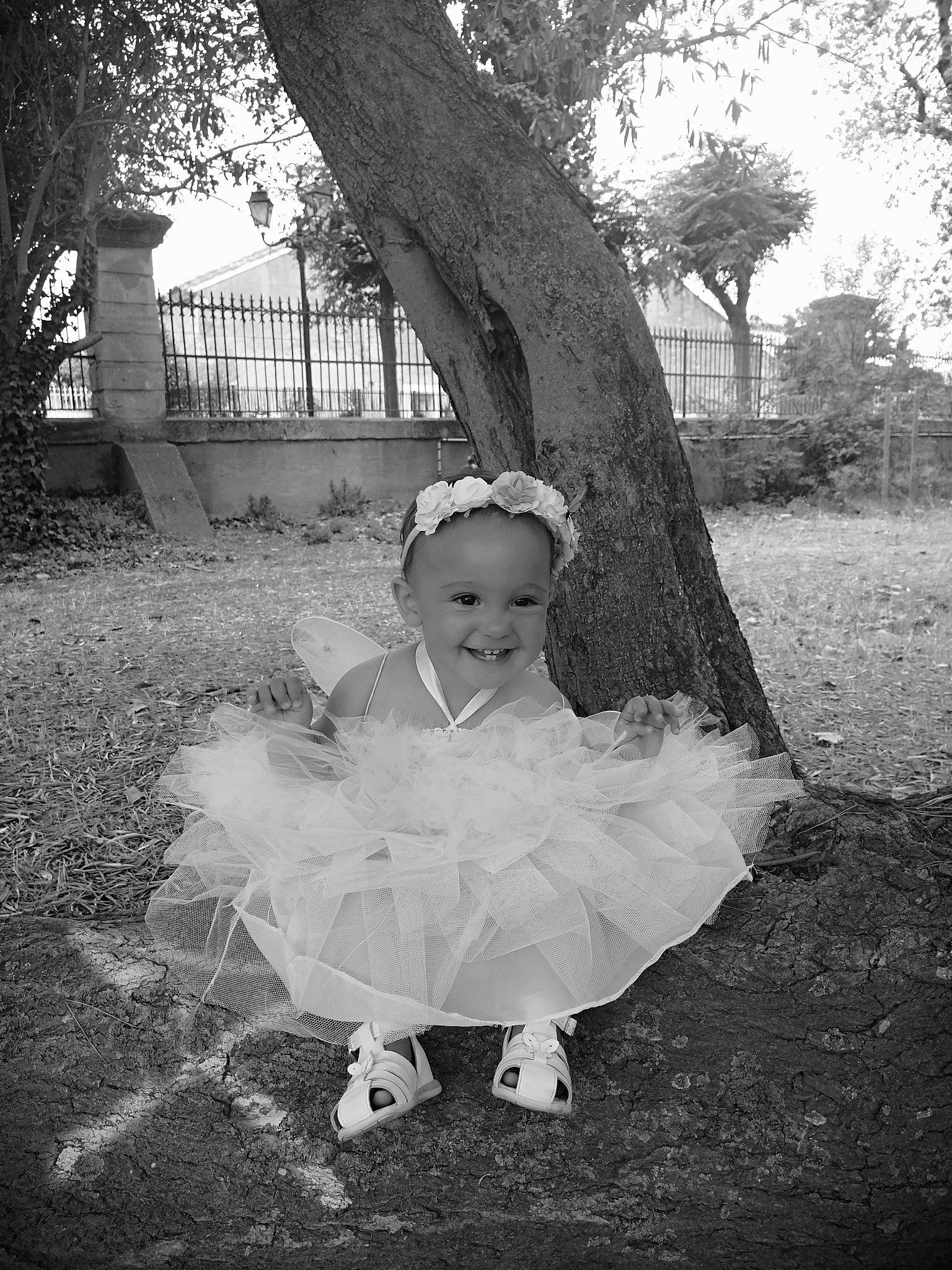Lina participe au concours pour gagner de l'argent avec cette photo : black, black_and_white, bridal_accessory, flash_photography, fun, grass, happy, headpiece, joy, lawn, leaf, monochrome, monochrome_photography, people_in_nature, person, plant, smile, style, tints_and_shades, toddler