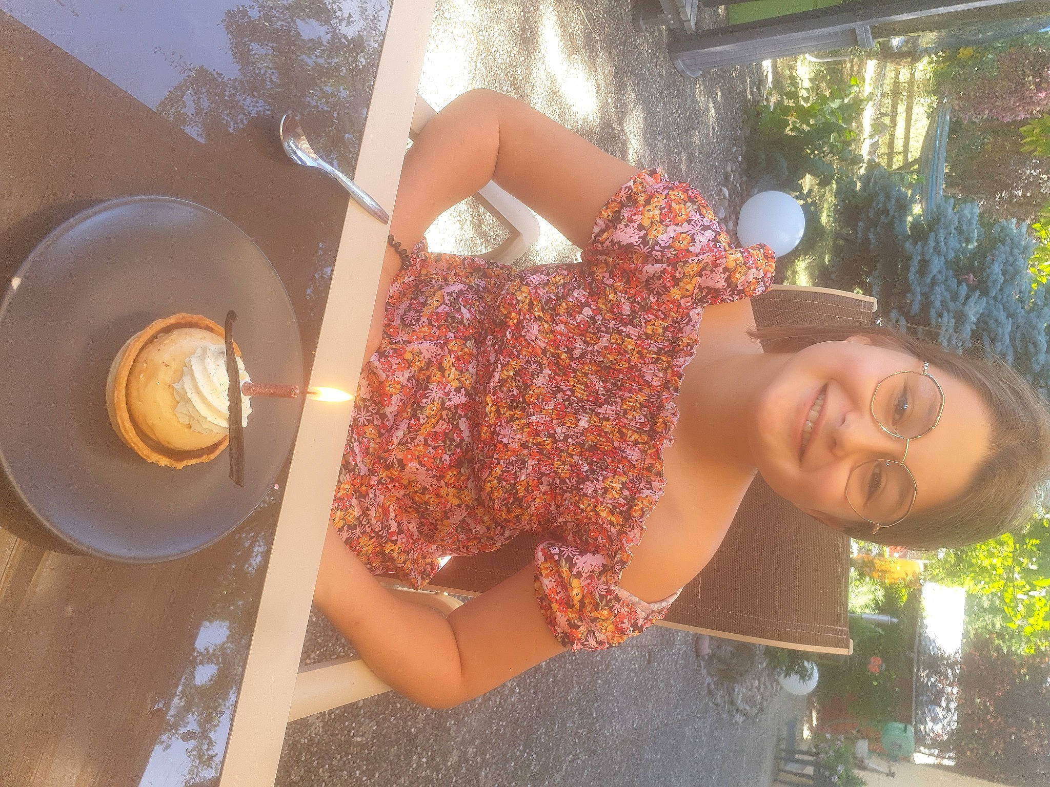 Rosanna a rejoint le concours — aidez-le/la à gagner de superbes lots ! circle, eyewear, fawn, fun, grass, hairstyle, happy, hat, human_leg, joy, leisure, mechanical_fan, orange, pattern, person, plant, smile, sunlight, thigh, trunk