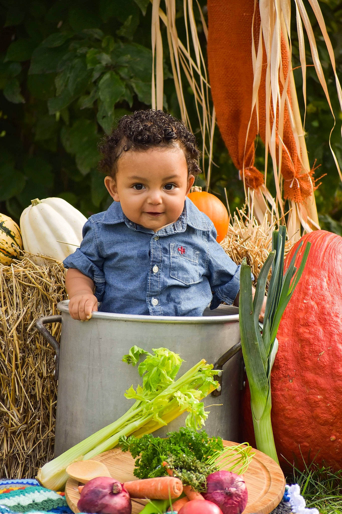 Téo is registered to the contest to win money with this photo: carrot, child, food, harvest, leaf_vegetable, local_food, natural_foods, person, plant, produce, pumpkin, root_vegetable, toddler, vegan_nutrition, vegetable, vegetarian_food, whole_food