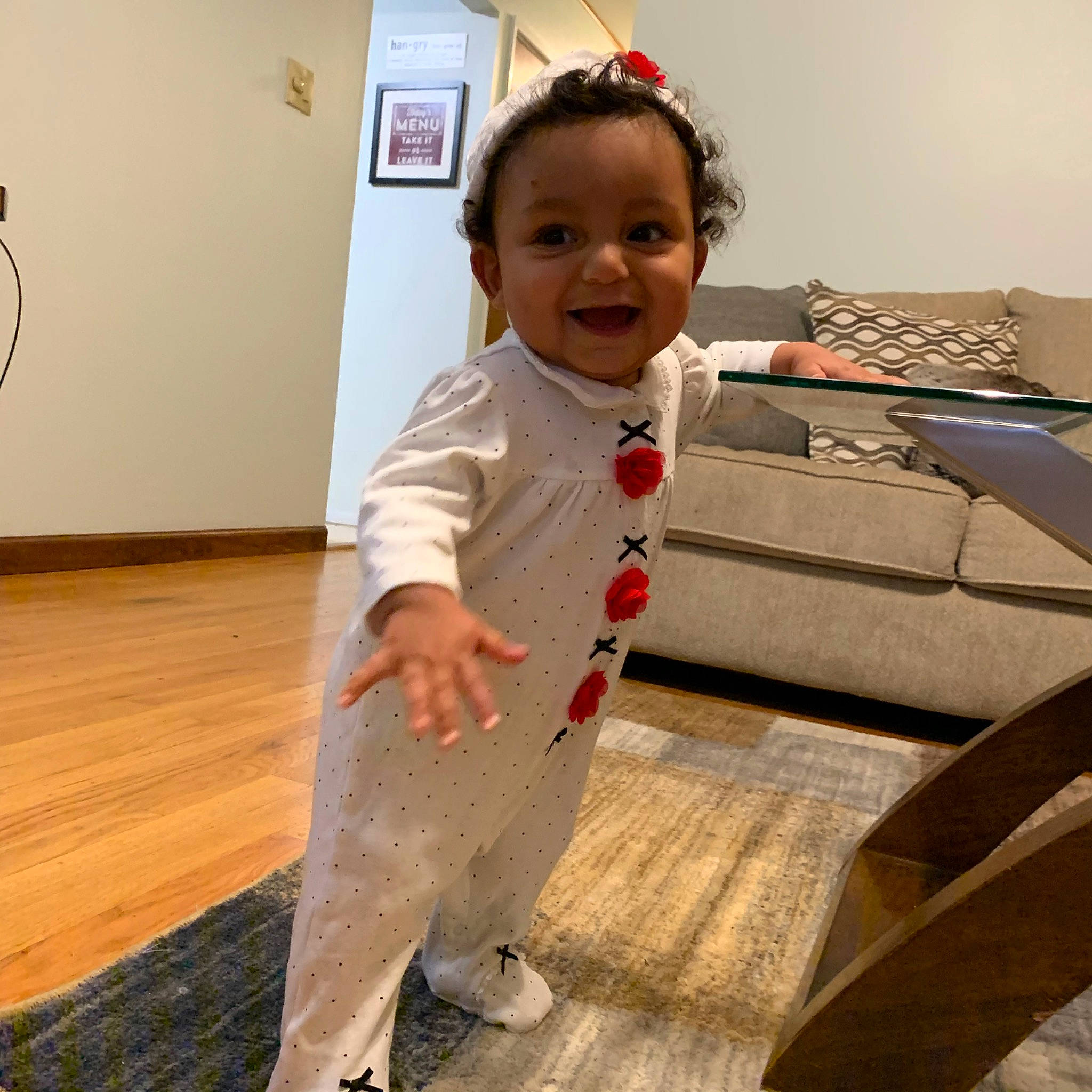 Téo is registered to the contest to win money with this photo: arm, baby, child, floor, flooring, joint, joy, leg, outerwear, person, shoulder, skin, sleeve, standing, toddler, wood