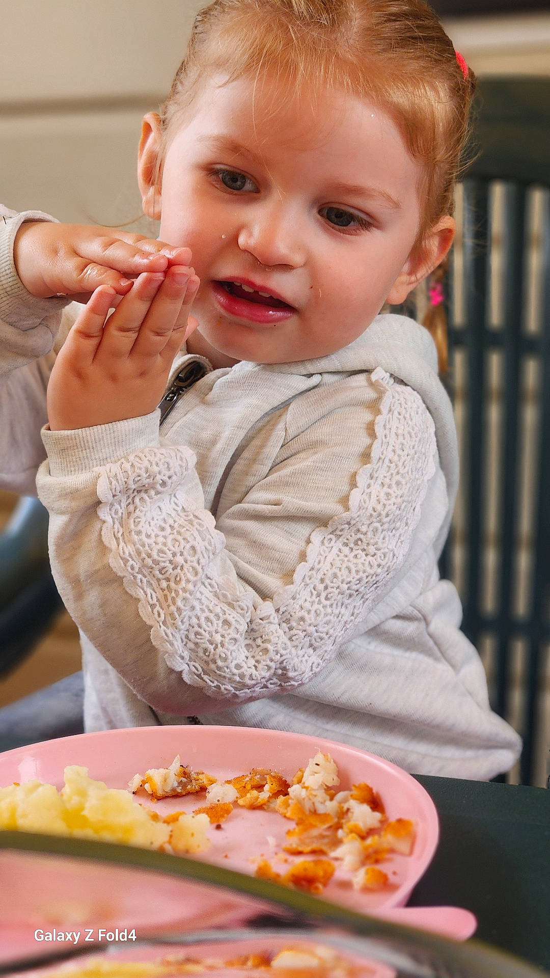 Inaya a rejoint le concours — aidez-le/la à gagner de superbes lots ! baby, bodypart, bowl, cafeteria, cutlery, eating, face, finger, food, hand, head, indoors, lunch, meal, nail, person, photography, portrait, restaurant, snack