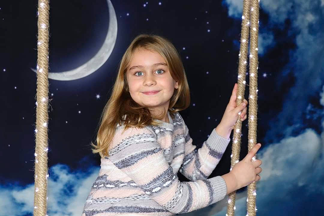 Diana participe au concours pour gagner de l'argent avec cette photo : astronomical_object, astronomy, beauty, blond, celestial_event, child_model, crescent, flash_photography, hairstyle, happy, joy, long_hair, moon, person, portrait_photography, space
