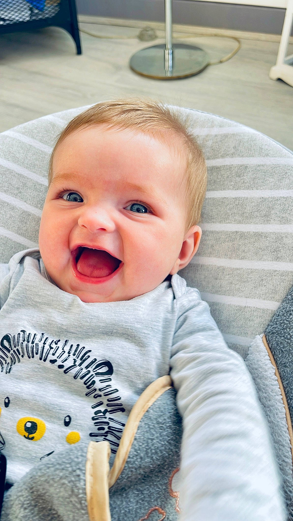 Manaëlle a rejoint le concours — aidez-le/la à gagner de superbes lots ! baby, baby_toddler_clothing, blue, cheek, chin, comfort, eye, eyebrow, fun, hairstyle, happy, iris, lip, mouth, nose, person, skin, sleeve, smile, t_shirt