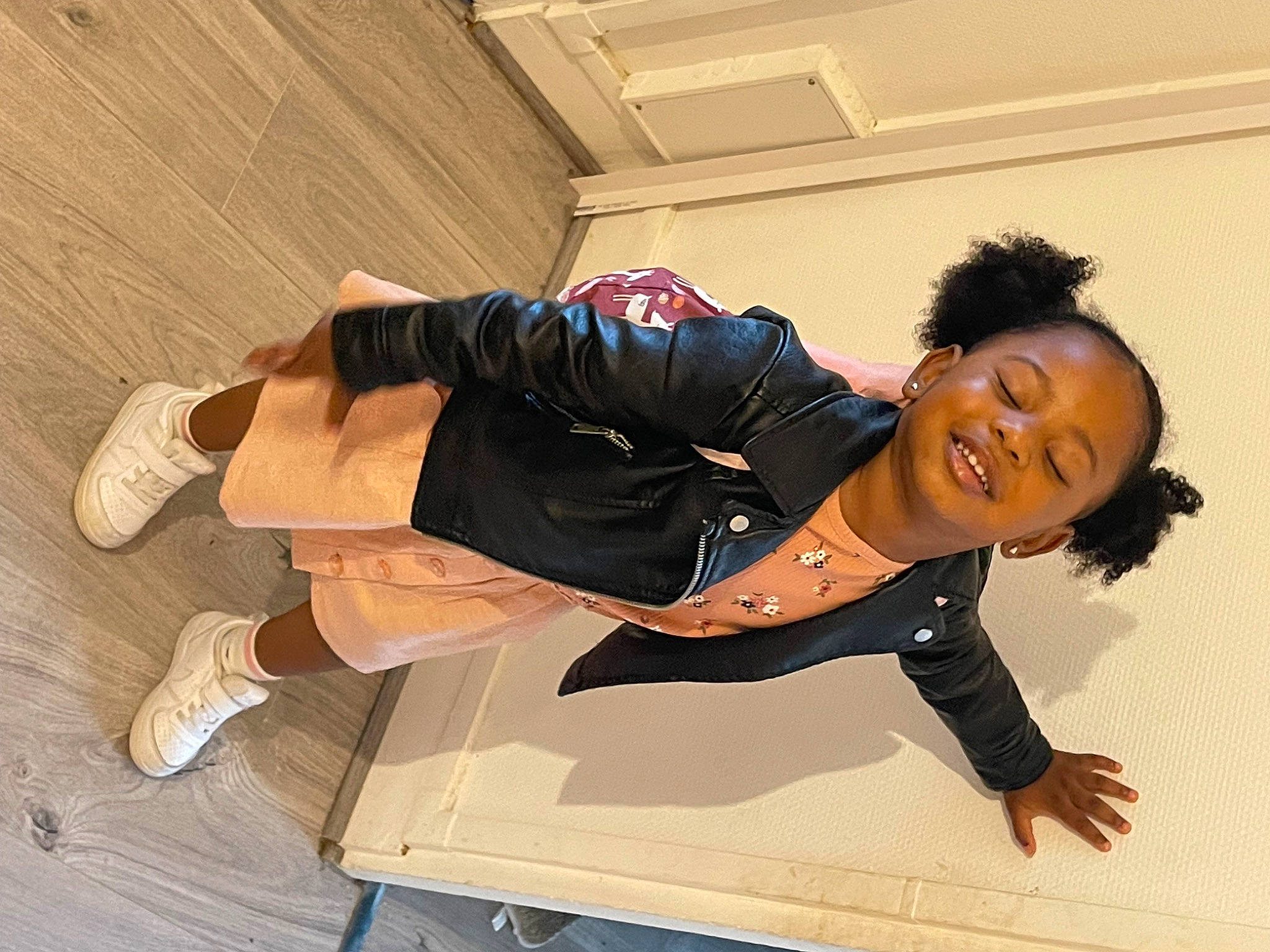 Leyanah participe au concours pour gagner de l'argent avec cette photo : balance, boot, comfort, elbow, flash_photography, flooring, foot, hardwood, human_leg, joy, knee, person, shoe, sitting, smile, sneakers, sock, sportswear, thigh, waist
