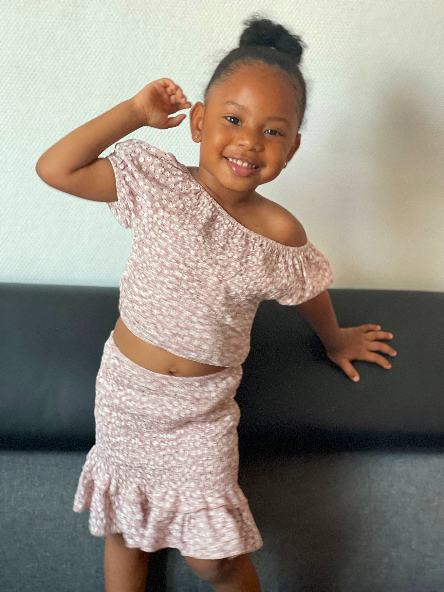 Leyanah participe au concours pour gagner de l'argent avec cette photo : arm, day_dress, fashion_design, finger, flash_photography, gesture, hair, hairstyle, happy, human_body, joint, joy, knee, neck, one_piece_garment, person, shoulder, sleeve, smile, thigh