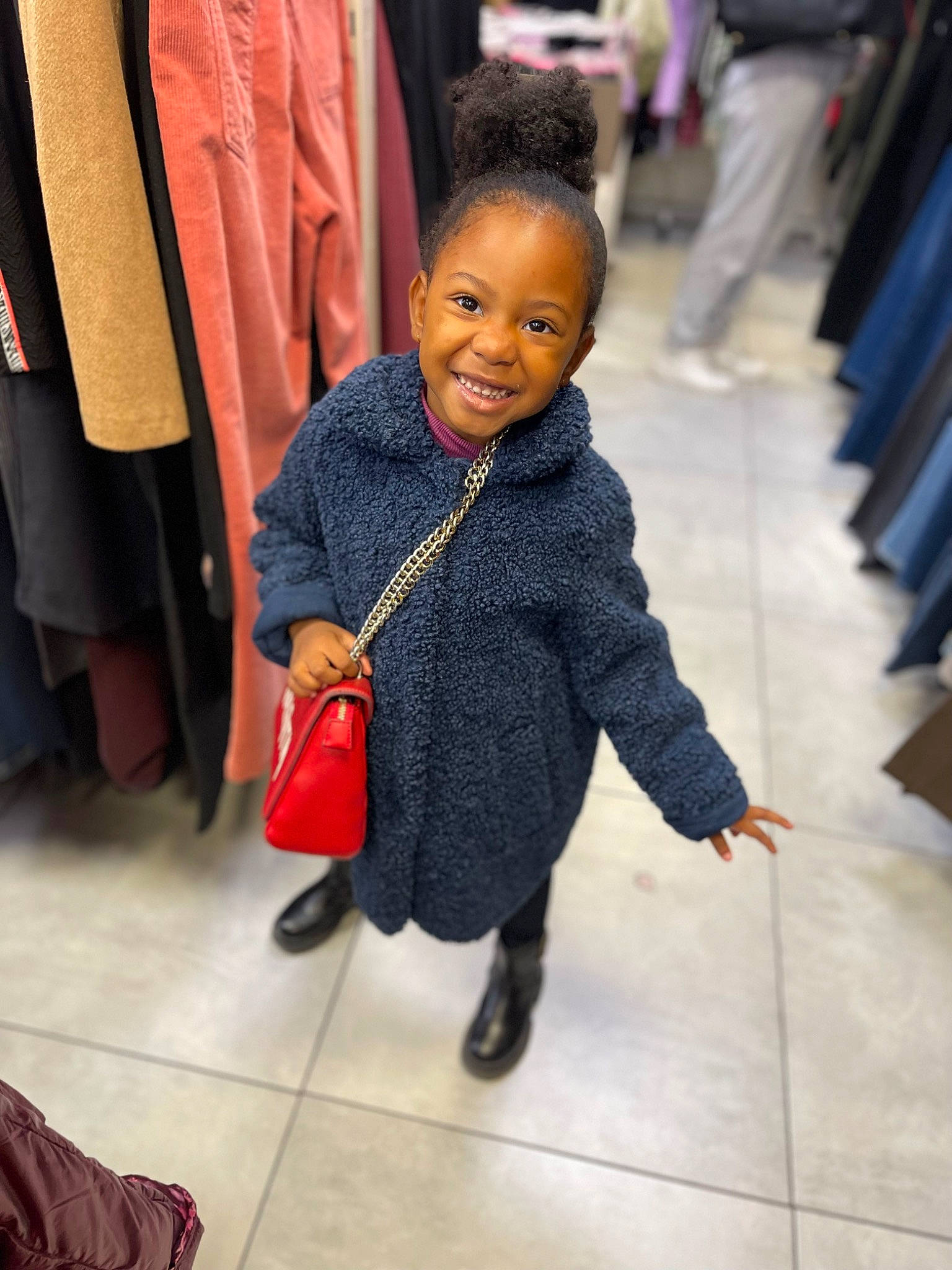 Leyanah participe au concours pour gagner de l'argent avec cette photo : bag, child, clothing, event, floor, flooring, formal_wear, happy, joint, joy, leg, luggage_and_bags, outerwear, person, shoe, shopping, sleeve, smile, standing, suit