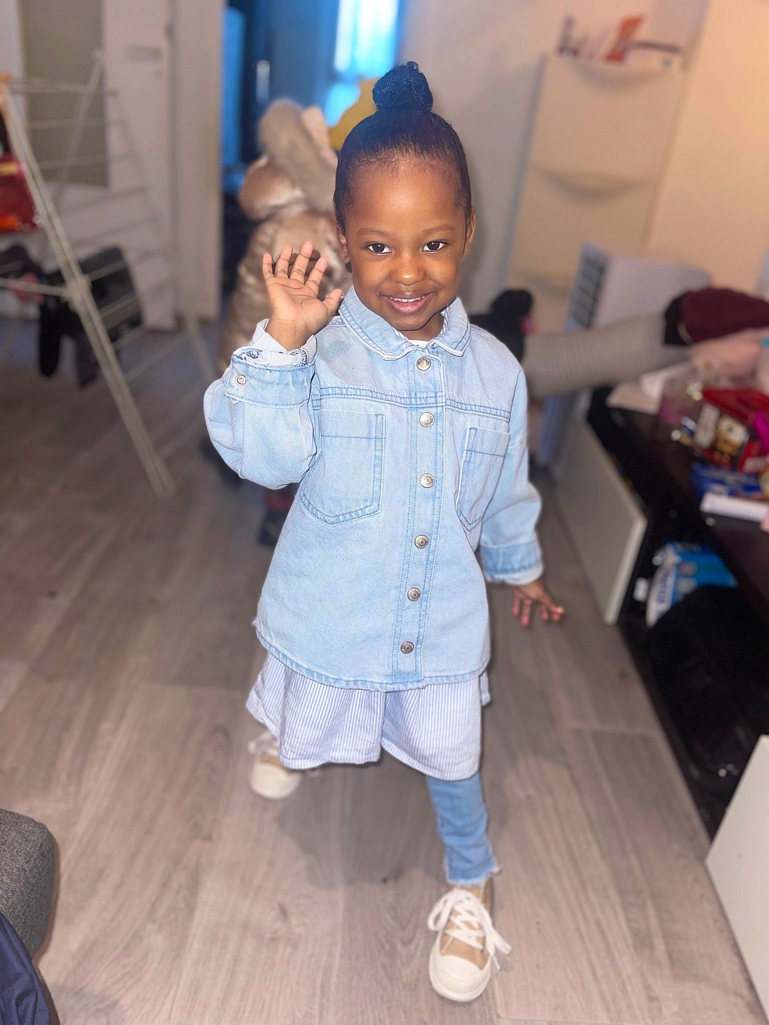 Lya participe au concours pour gagner de l'argent avec cette photo : chair, child, electric_blue, event, fashion_design, floor, flooring, formal_wear, fun, happy, hardwood, joy, leisure, person, room, sitting, skin, smile, toddler, trunk