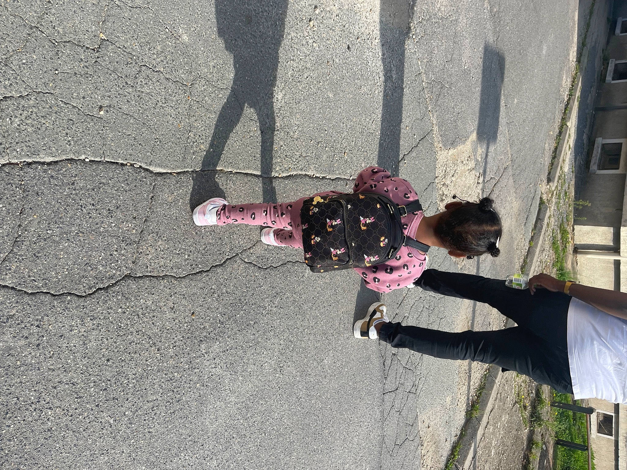 Lya a rejoint le concours — aidez-le/la à gagner de superbes lots ! asphalt, city, concrete, human_leg, magenta, pedestrian, person, plant, road, road_surface, shadow, sidewalk, street, tar, tints_and_shades, toddler, tree, walking_shoe, window