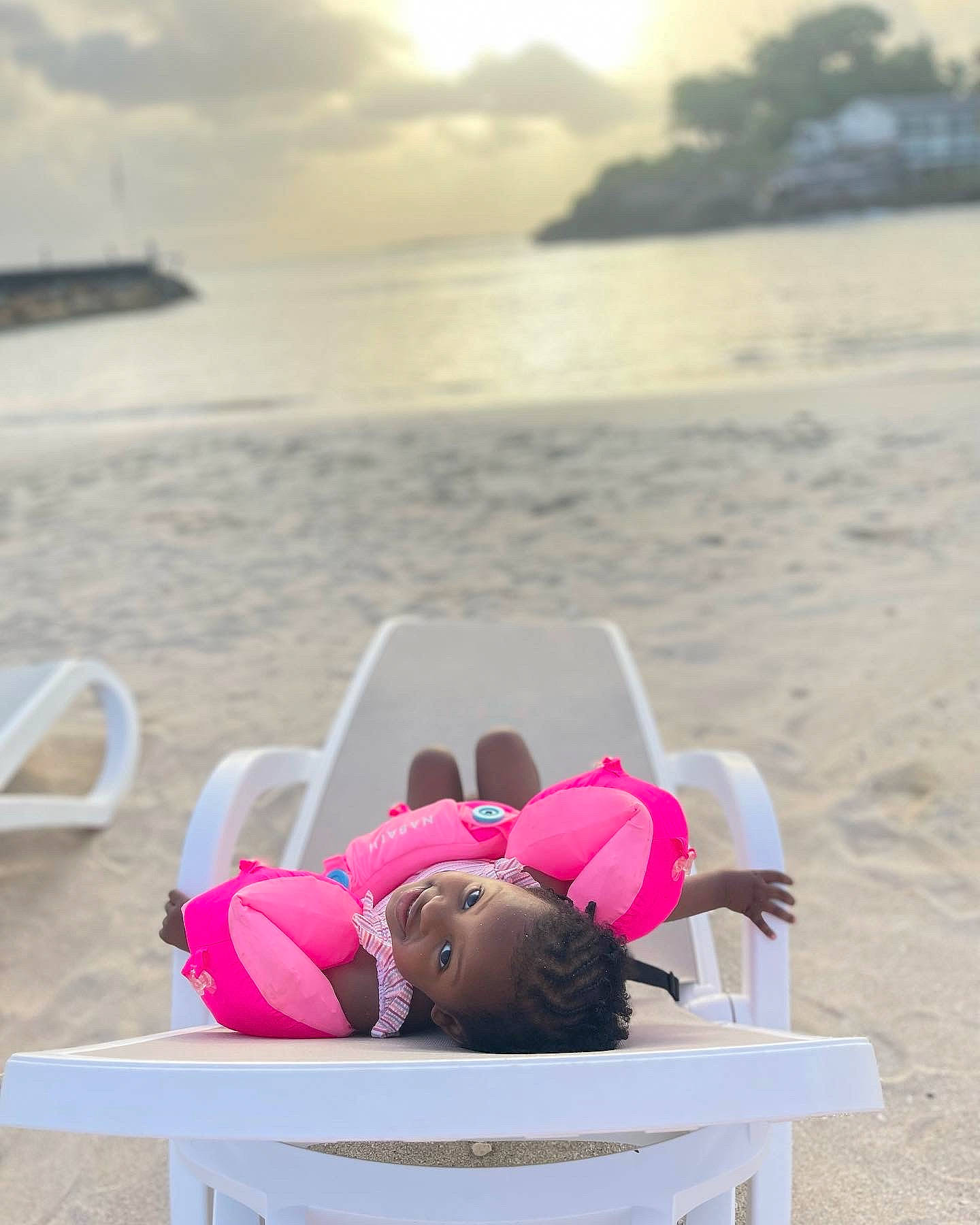 Lya participe au concours pour gagner de l'argent avec cette photo : beach, bench, boats_and_boating_equipment_and_supplies, cloud, comfort, furniture, hat, horizon, lake, landscape, leisure, magenta, outdoor_furniture, person, sky, summer, sun_hat, travel, tree, water