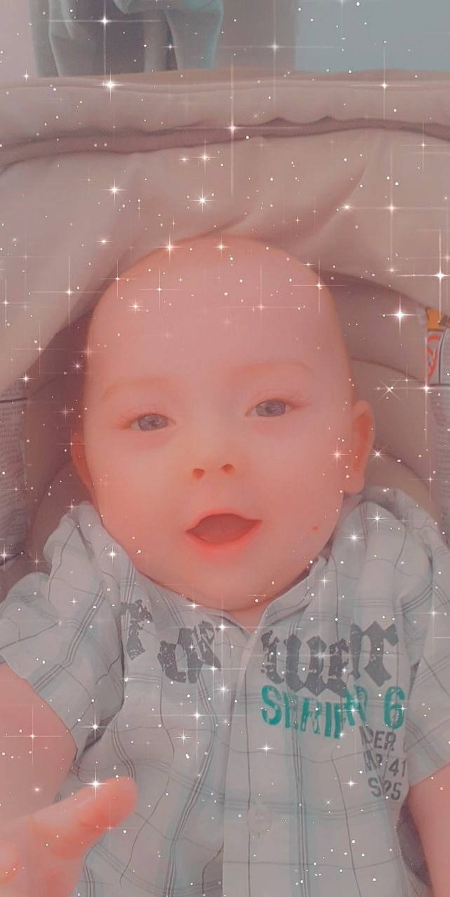 Lenny participe au concours pour gagner de l'argent avec cette photo : baby_toddler_clothing, beauty, cheek, chin, cool, eye, eyebrow, eyelash, face, freezing, happy, iris, lip, nose, outerwear, person, pink, skin, sleeve, snow