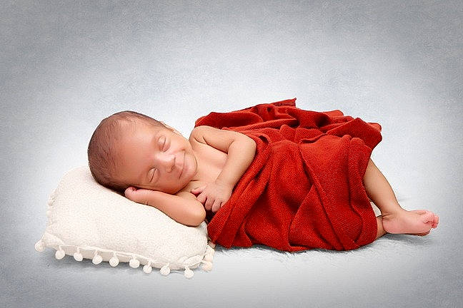 Neal participe au concours pour gagner de l'argent avec cette photo : baby, baby_sleeping, baby_toddler_clothing, bedding, bedtime, comfort, face, fashion_accessory, finger, flash_photography, foot, hand, head, headgear, joy, linens, nap, person, room, sitting