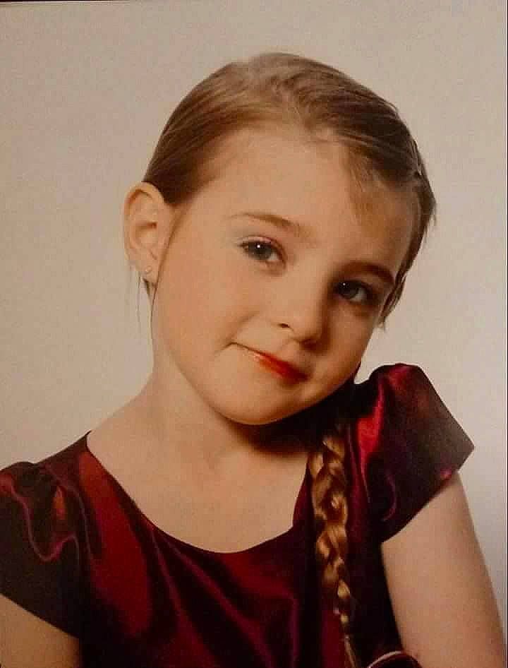 Saskia is registered to the contest to win money with this photo: art, cheek, chin, cool, ear, eyebrow, eyelash, flash_photography, forehead, gesture, hairstyle, happy, iris, jaw, joy, lip, neck, nose, person, shoulder